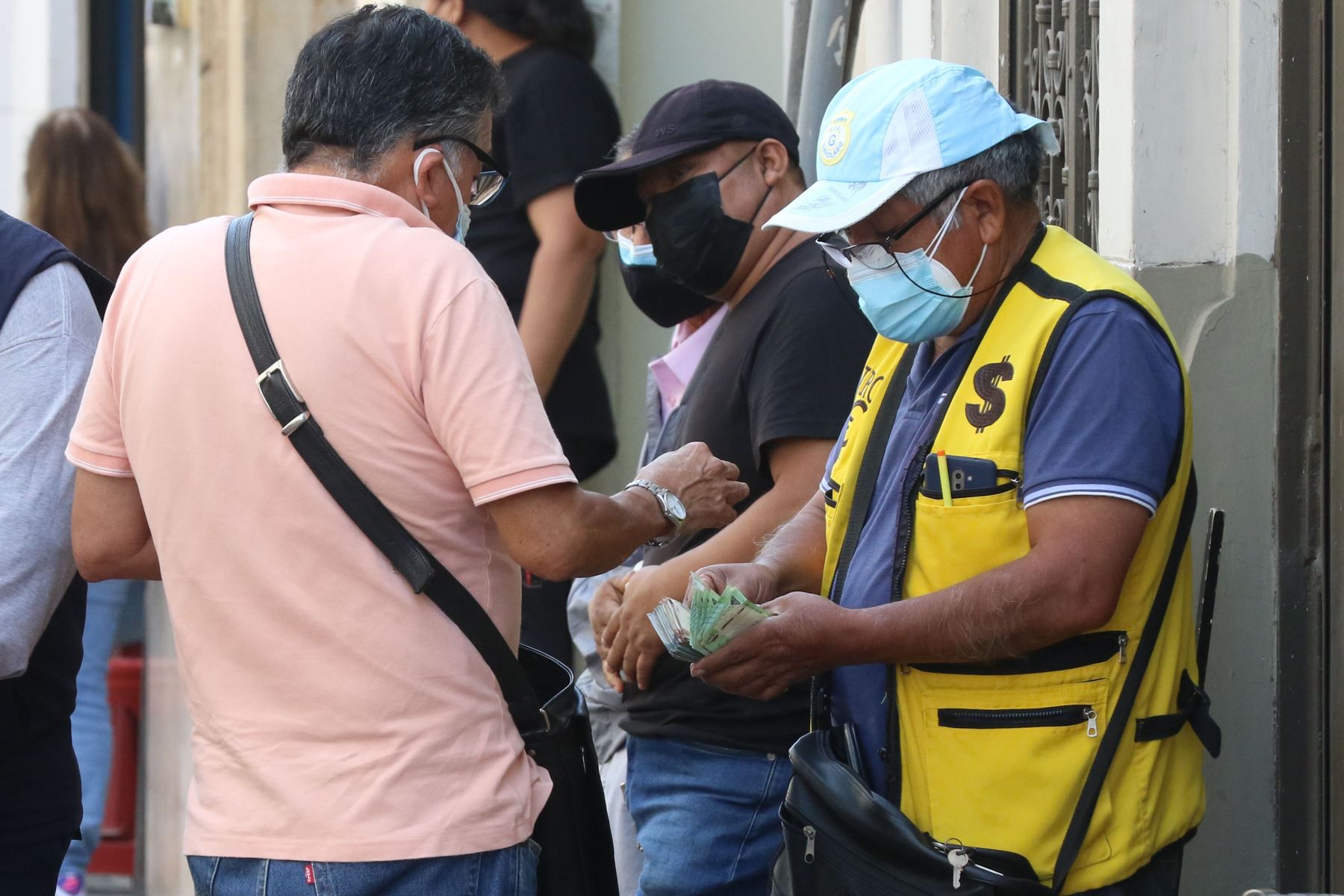 Cambistas en la mira de delincuentes
