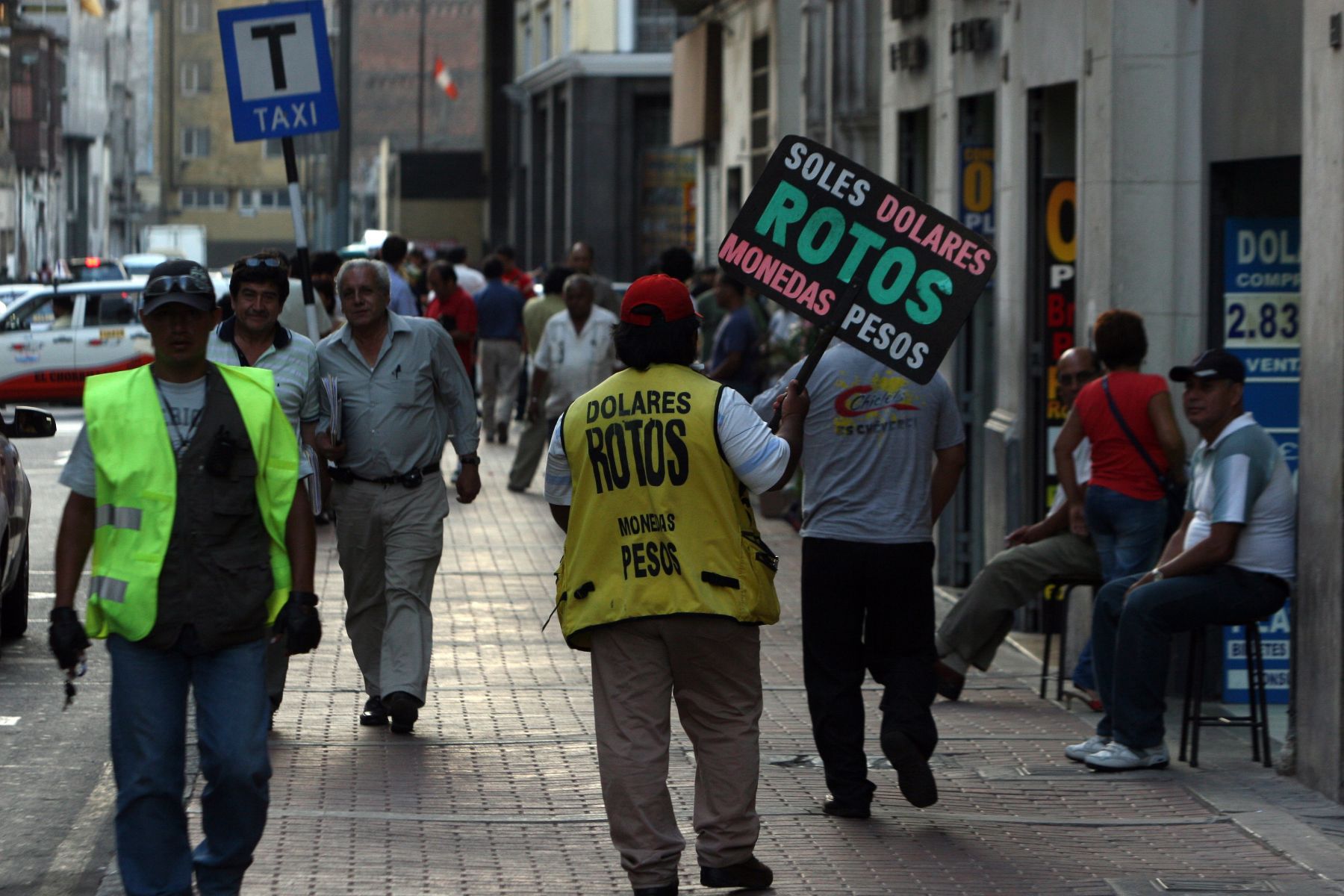 Cambistas en el Jirón Ocoña