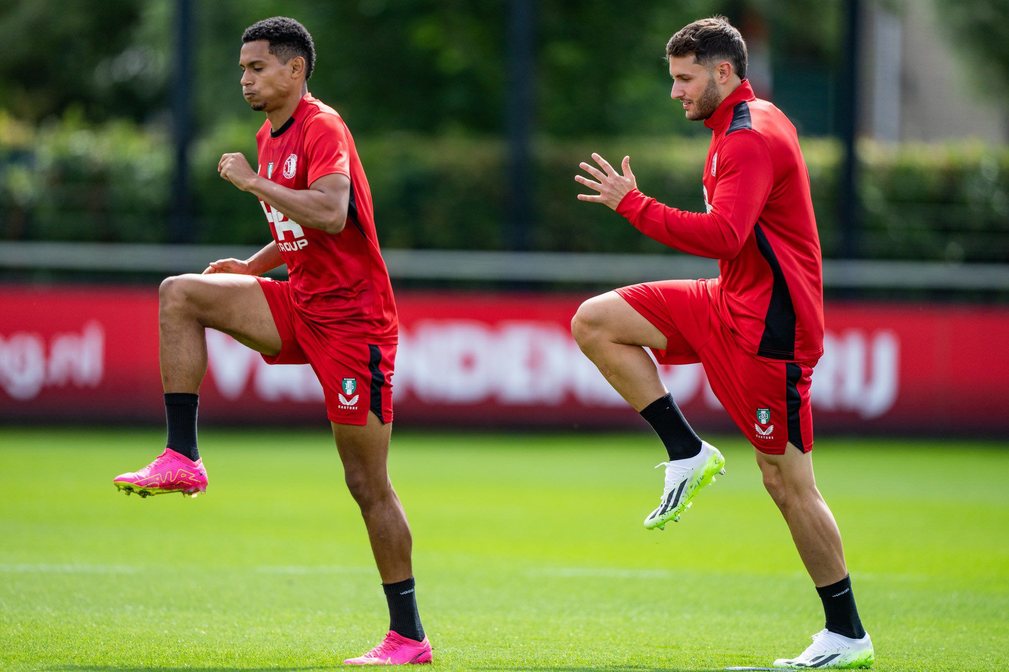 Marcos López junto Santiago Giménez en el entrenamiento de Feyenoord.