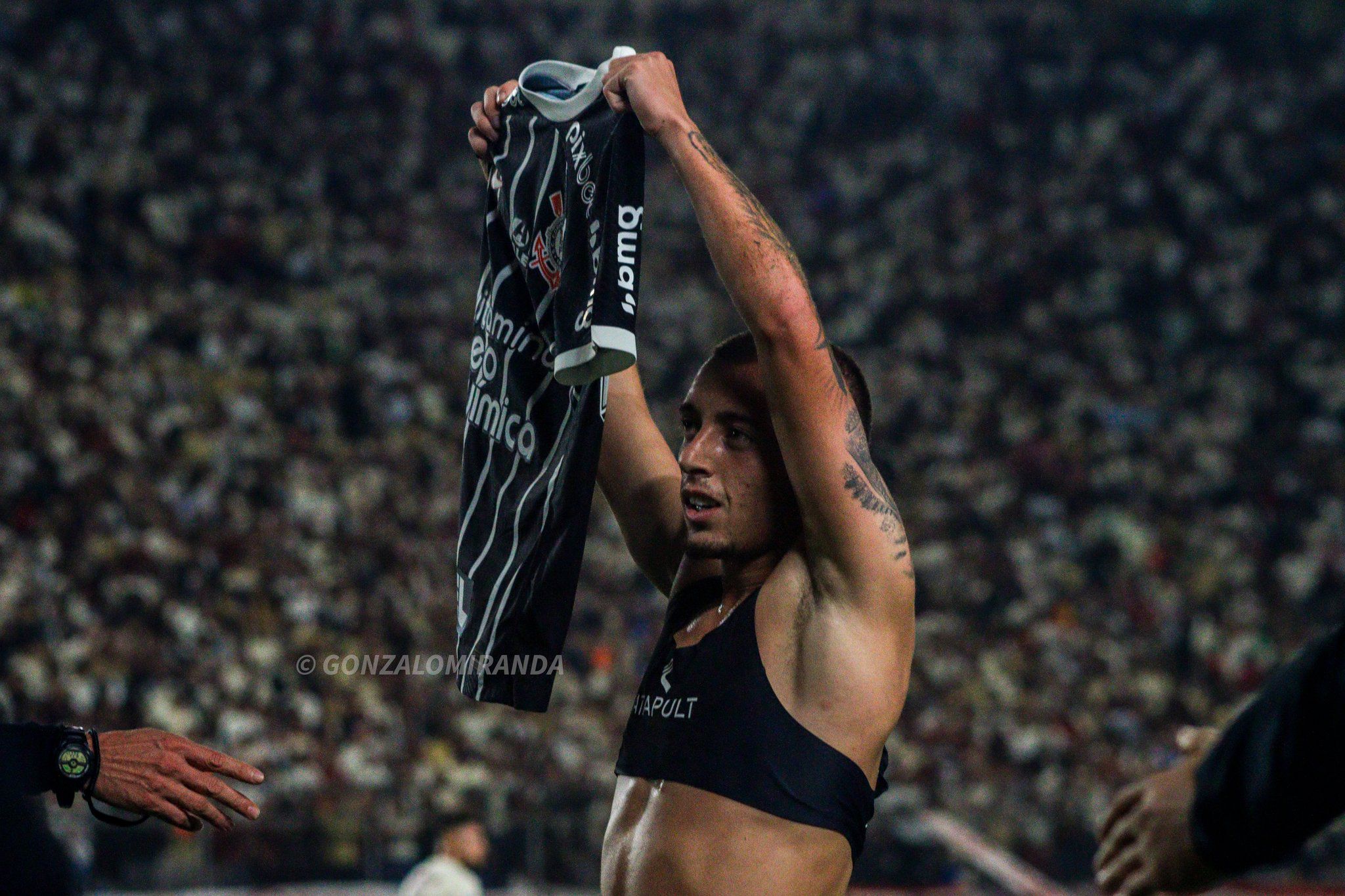 Gustavo Ryan provocó a la hinchada de Universitario al mostrarles la camiseta tras el segundo gol de Corinthians (La 12 Sports).