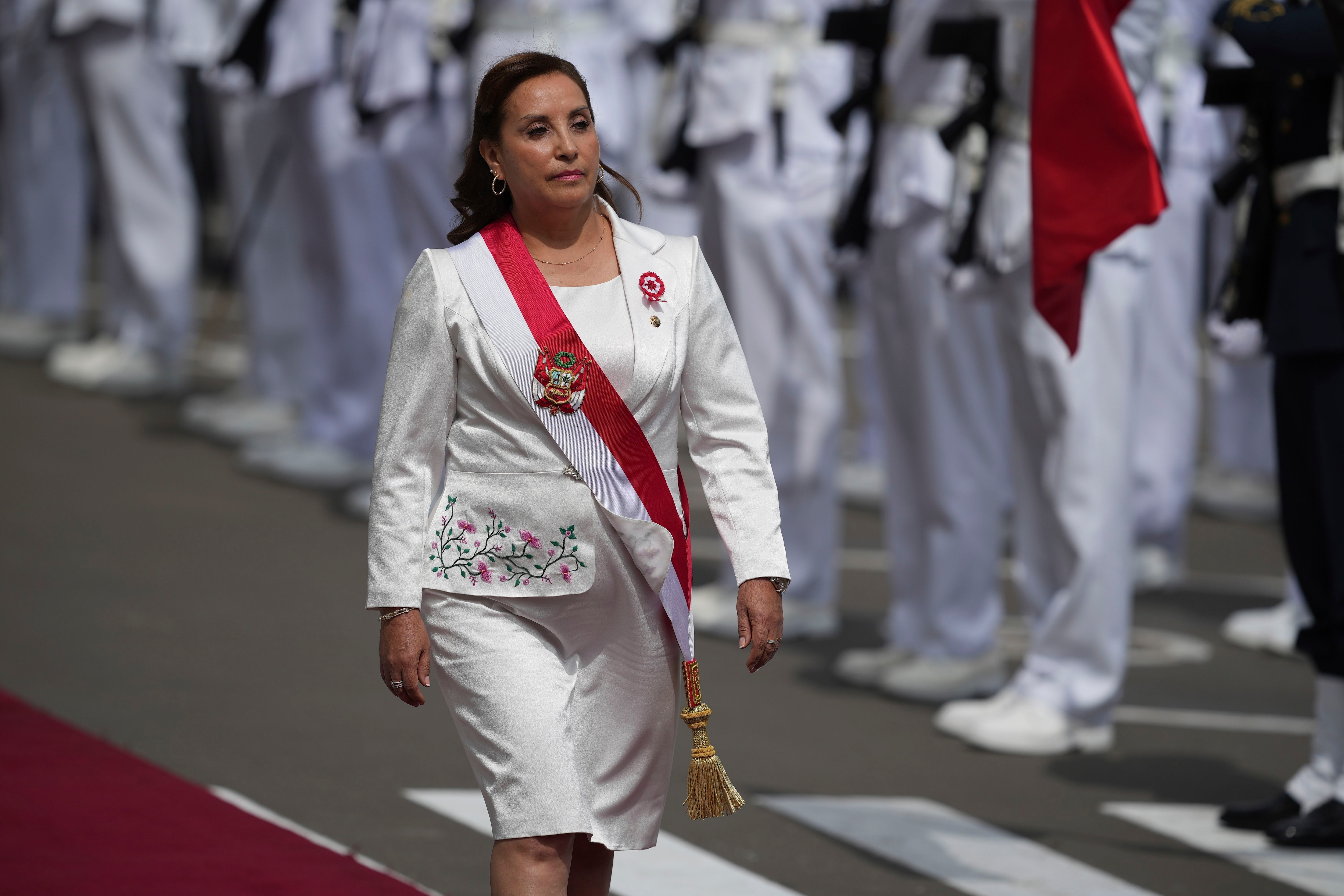 La presidenta peruana Dina Boluarte llega al Congreso para dar su primer discurso anual el Día de la Independencia en Lima. (Foto AP/Guadalupe Pardo)