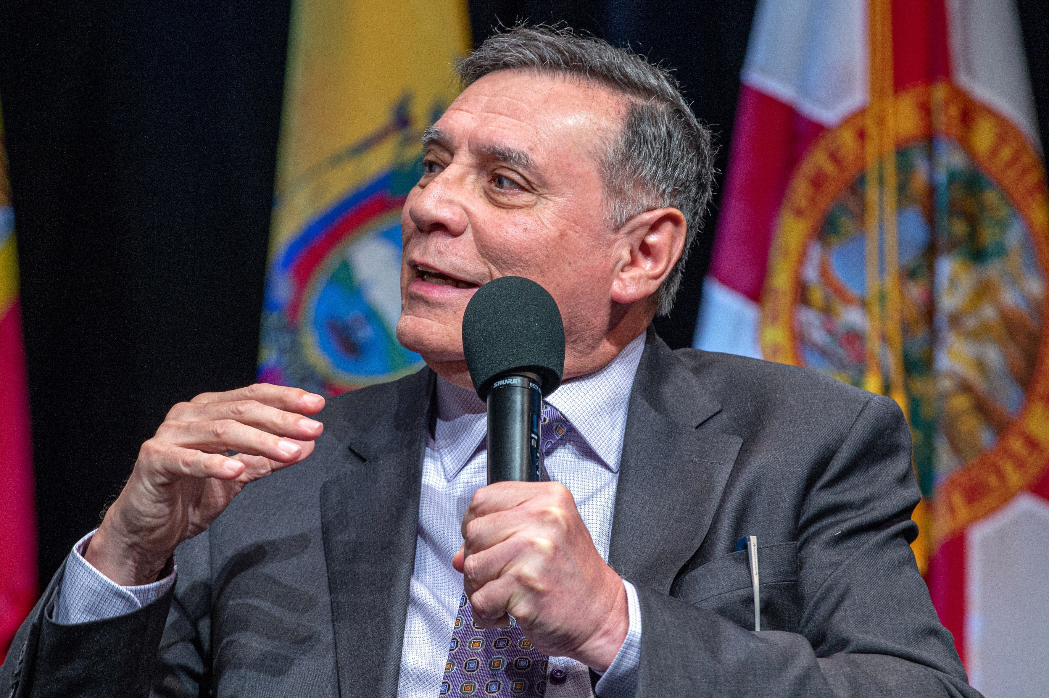 El expresidente ecuatoriano, Jamil Mahuad, impulsor de la dolarización, logró vencer a la inflación, pero no crecer la economía (EFE)