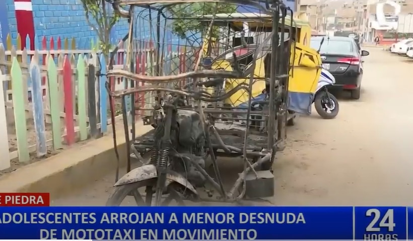 Una mototaxi quemada en la vía pública.