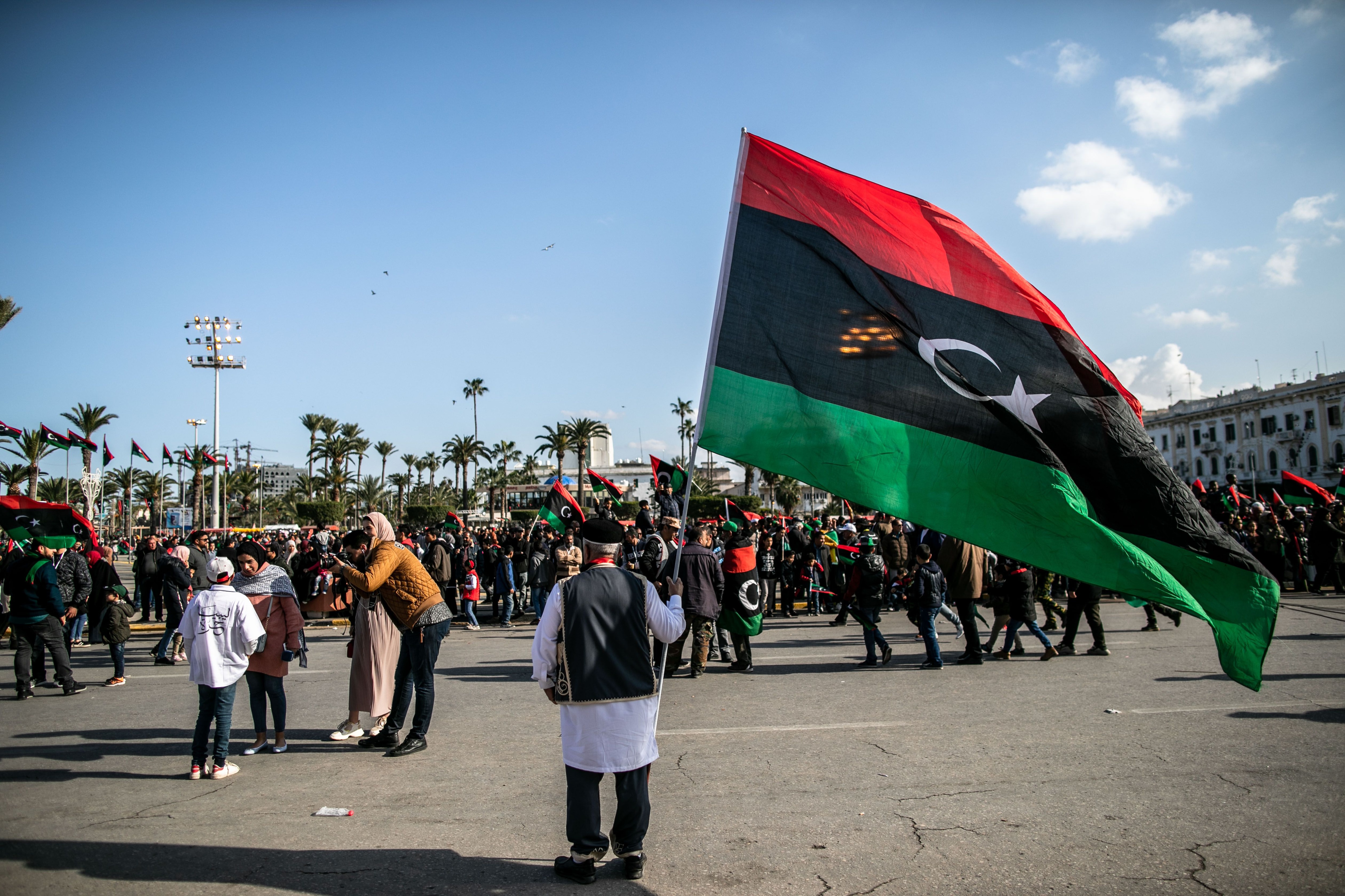 17/02/2020 Imagen de archivo de un hombre con la bandera libia en una manifestación en Trípoli POLITICA Europa Press/Contacto