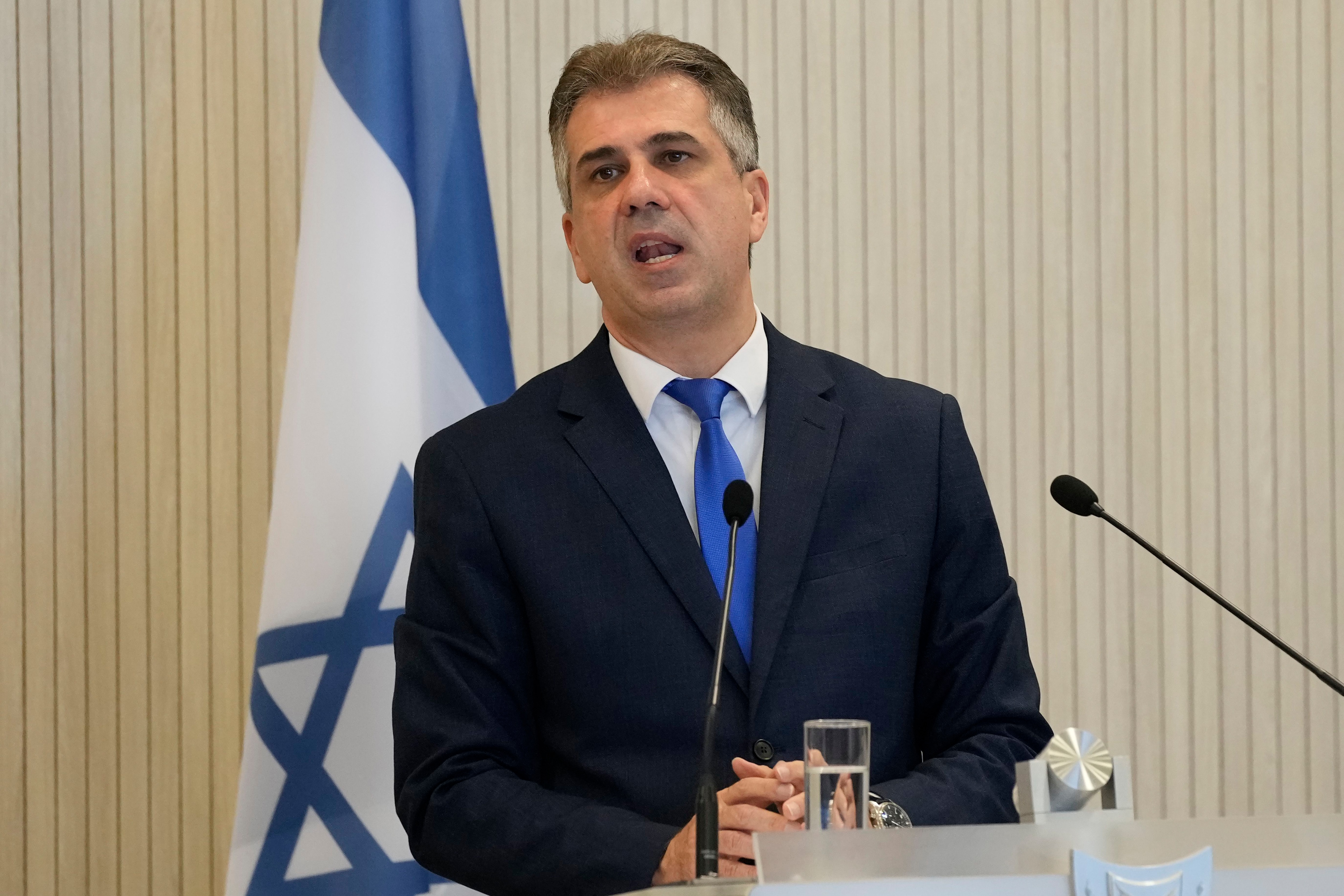 ARCHIVO - El ministro de Asuntos Exteriores de Israel, Eli Cohen, habla con los medios de comunicación durante una conferencia de prensa luego de una reunión en Nicosia, Chipre, el 31 de marzo de 2023. (AP Foto/Petros Karadjias, Archivo)