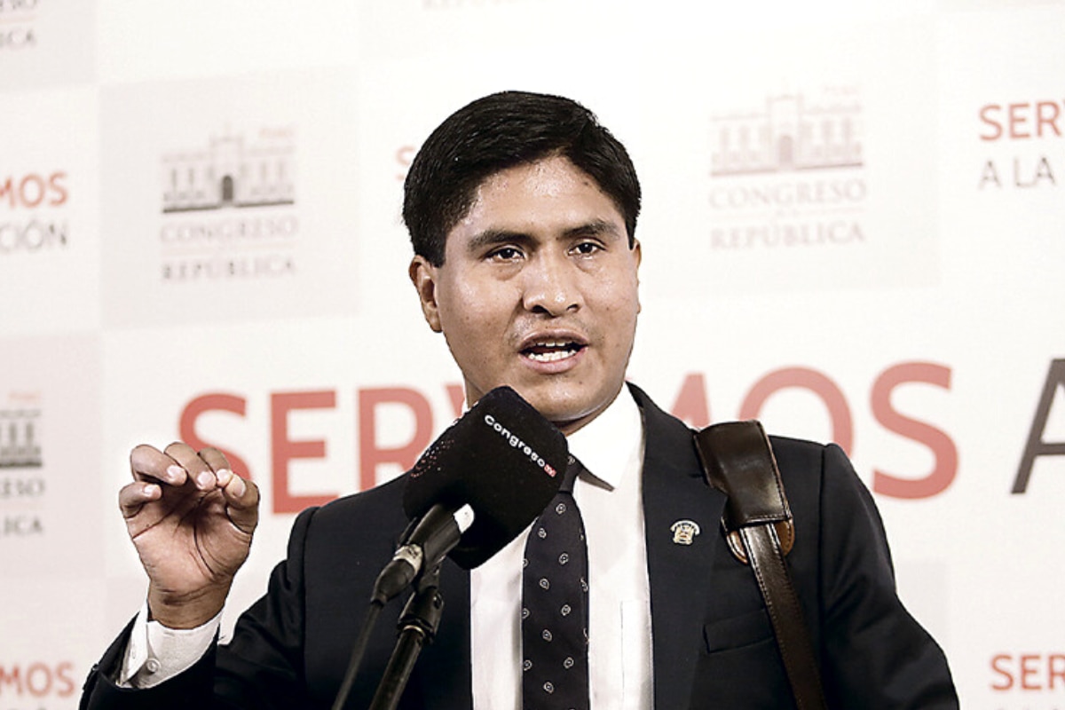 Wilson Soto propuso reelegir a todas las autoridades incluyendo gobernadores y alcaldes.