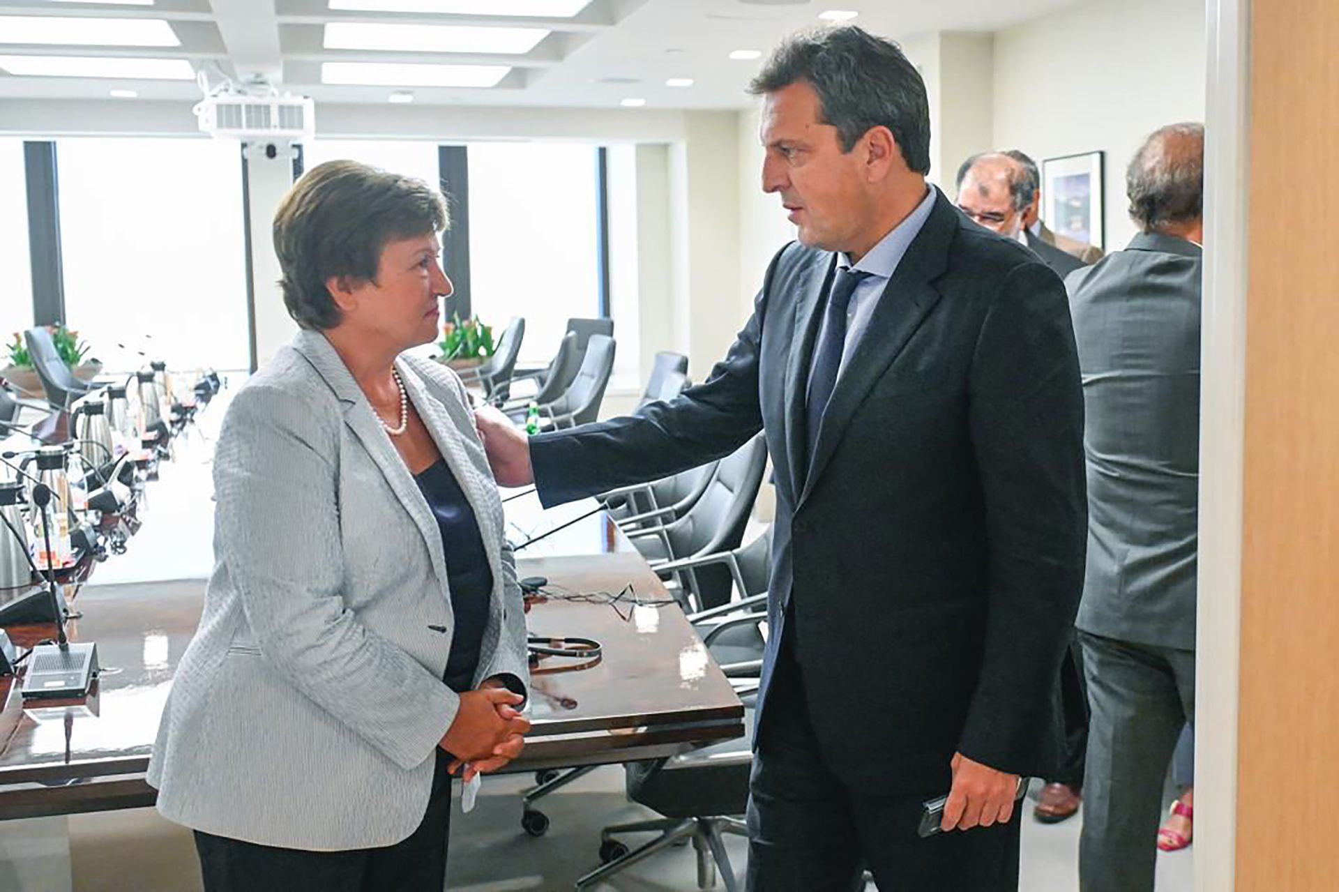 Sergio Massa saluda a Kristalina Georgieva en su reunión con el FMI