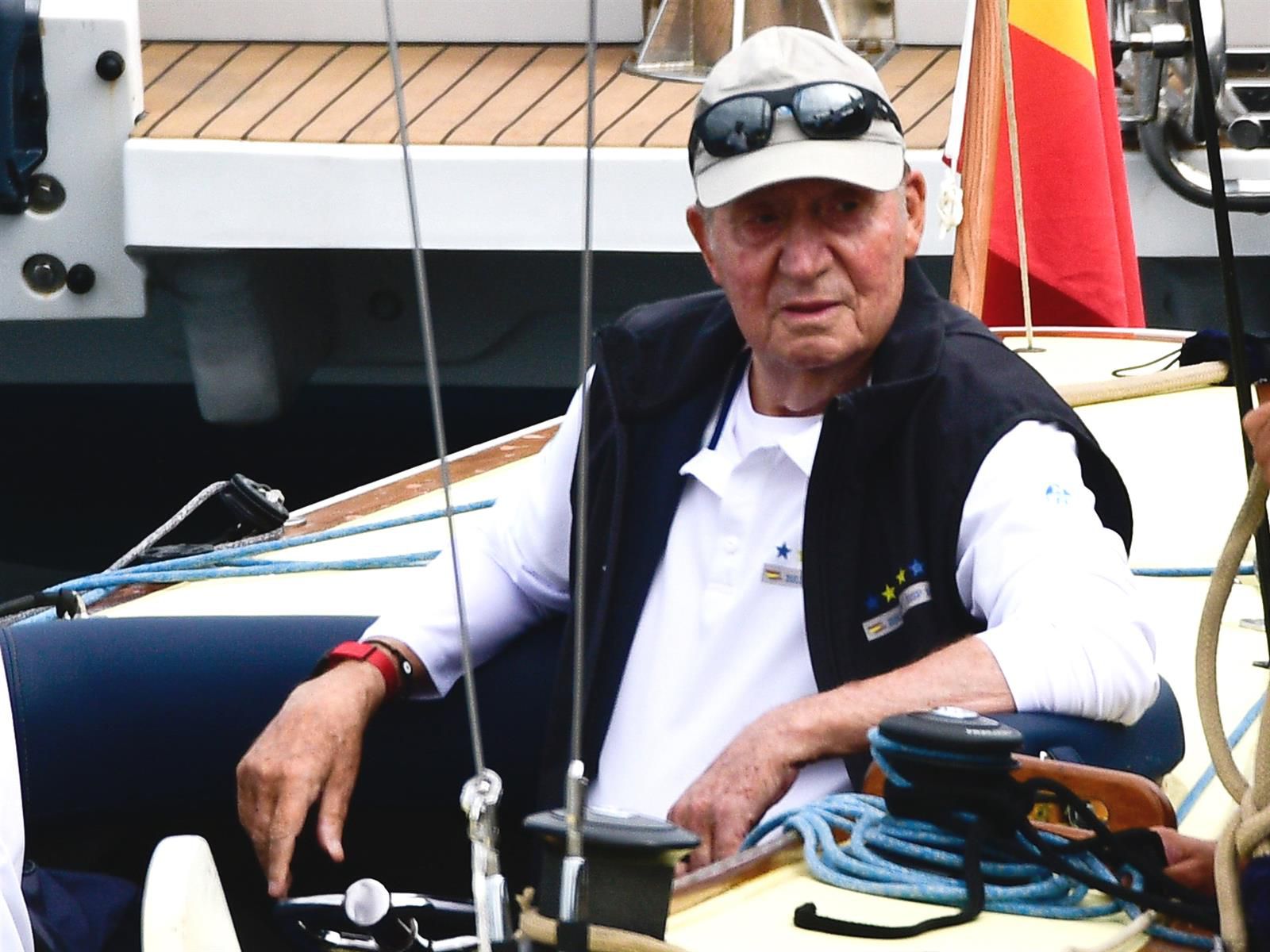 El rey Juan Carlos, a bordo de 'El Bribón'. (Europa Press)