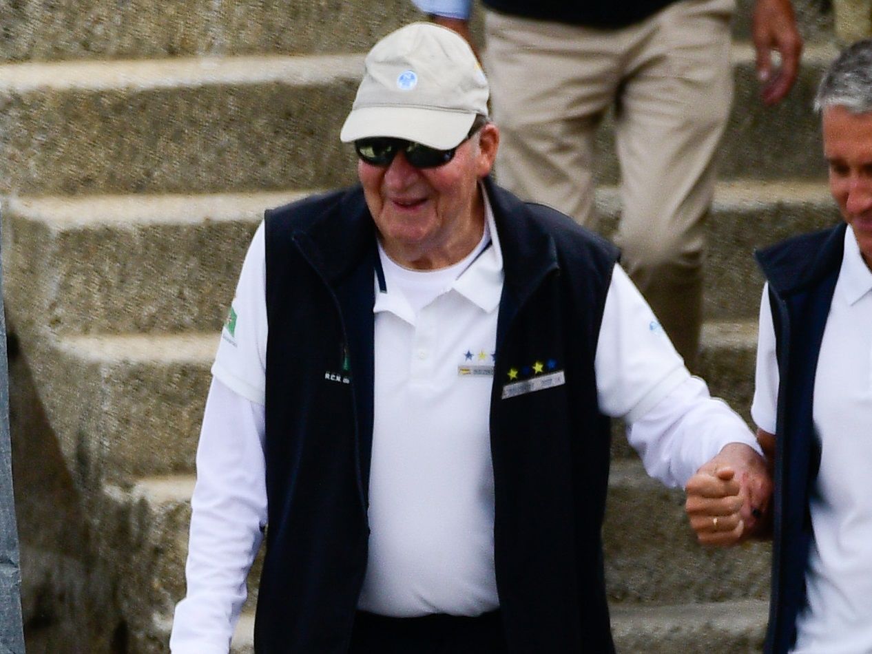 El rey Juan Carlos, a su llegada al pantalán del Club Náutico de Sanxenxo. (Europa Press) 