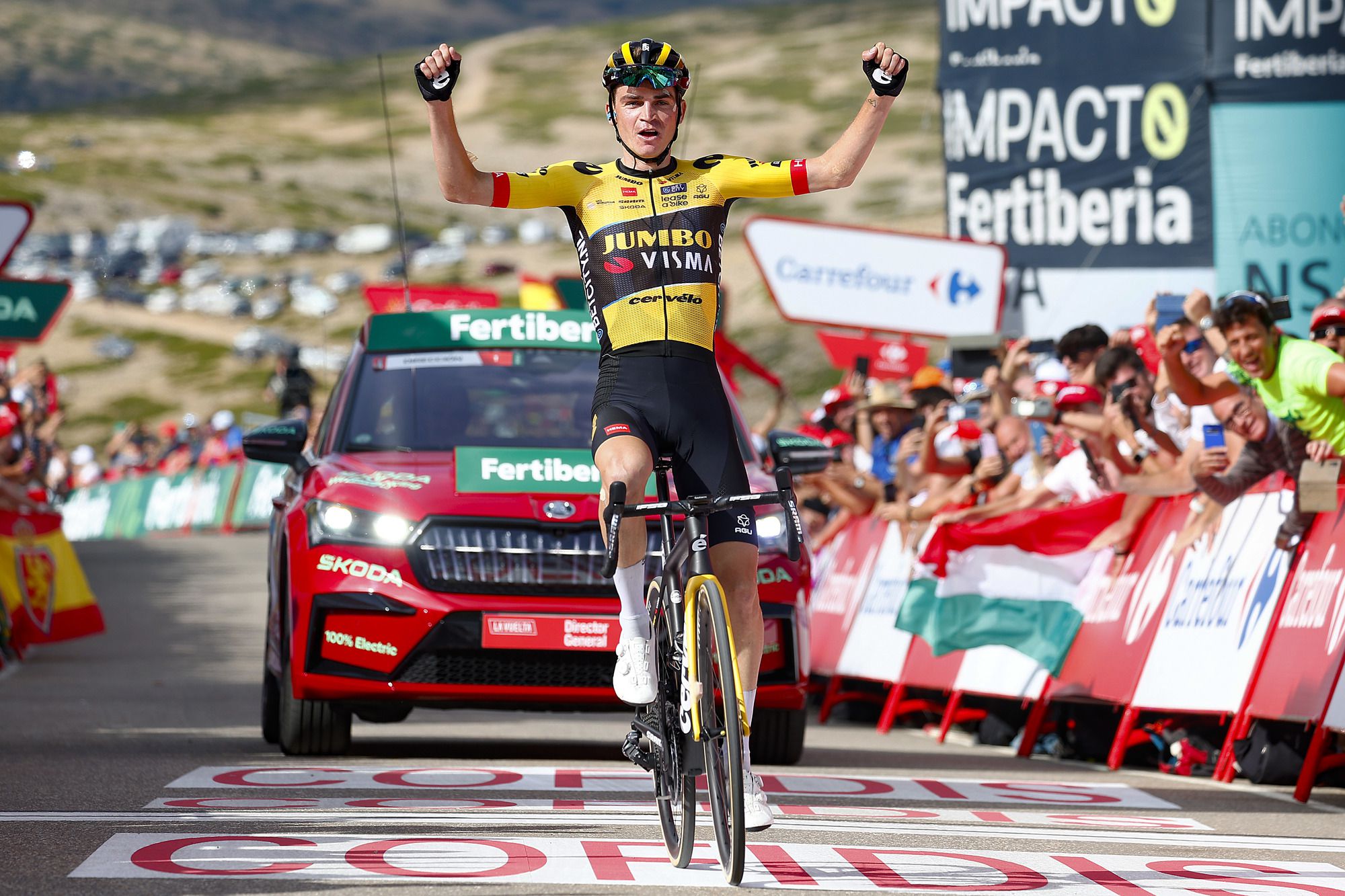 El estadounidense del Jumbo-Visma celebra la victoria de la etapa 7 en la llegada en alto al Pico del Buitre.
