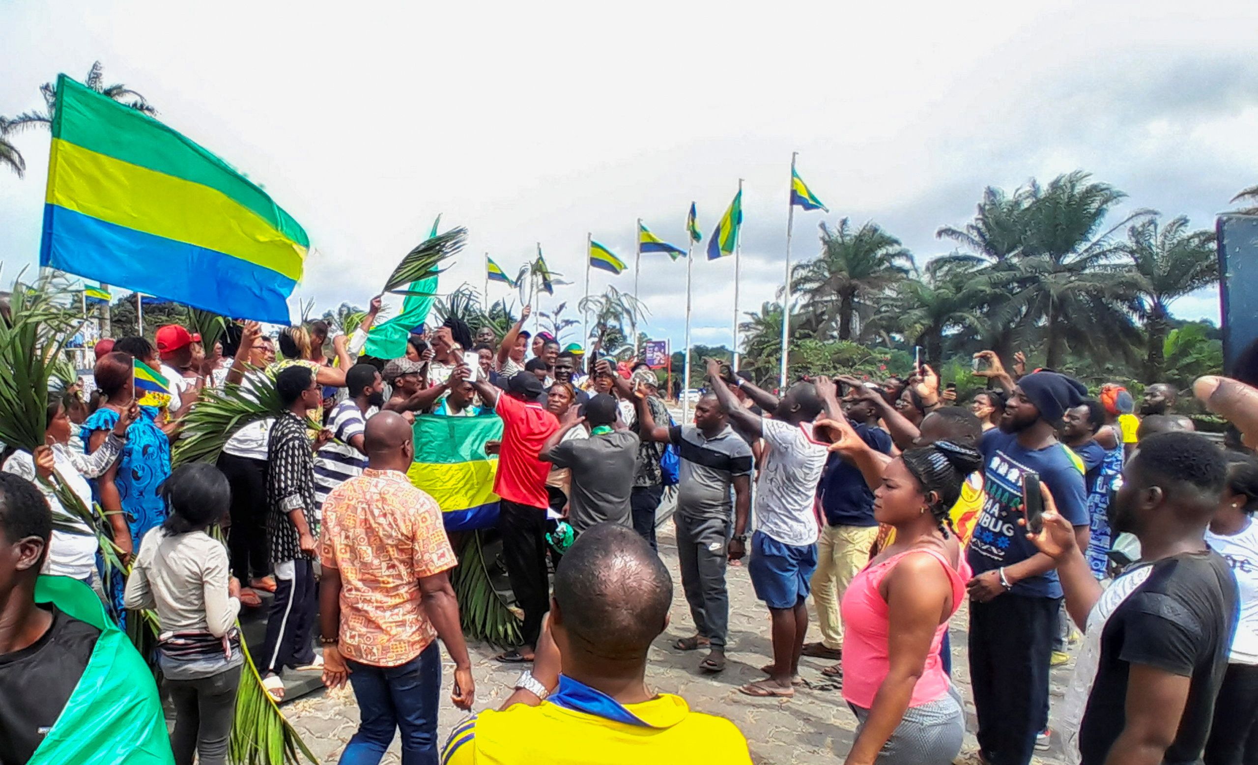 Su derrocamiento ha sido festejado en las calles de Libreville (REUTERS/Gerauds Wilfried Obangome)