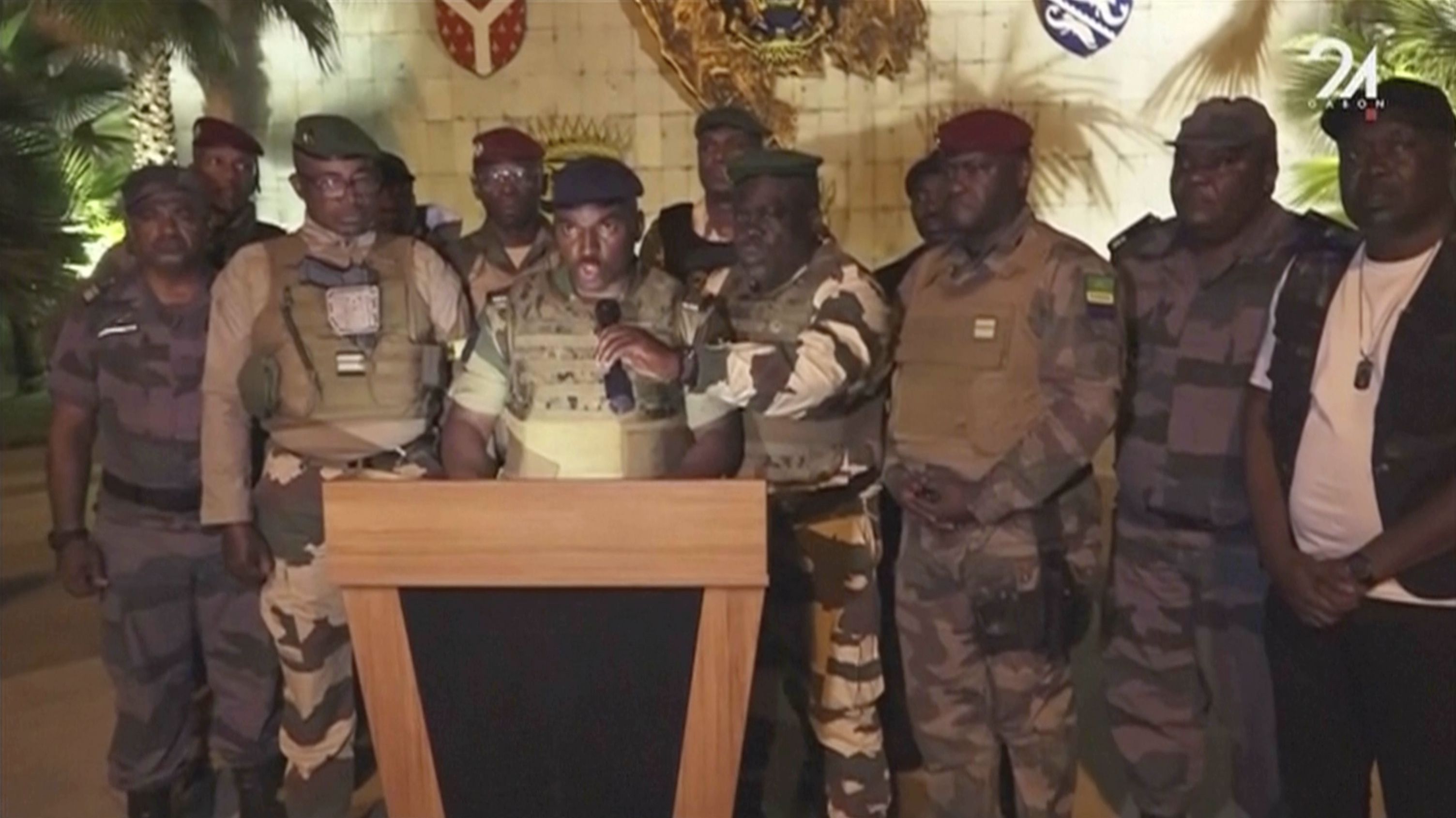 El vocero de los soldados amotinados durante el discurso televisivo en el que anuncian la toma del poder (GABON 24 vía AP)