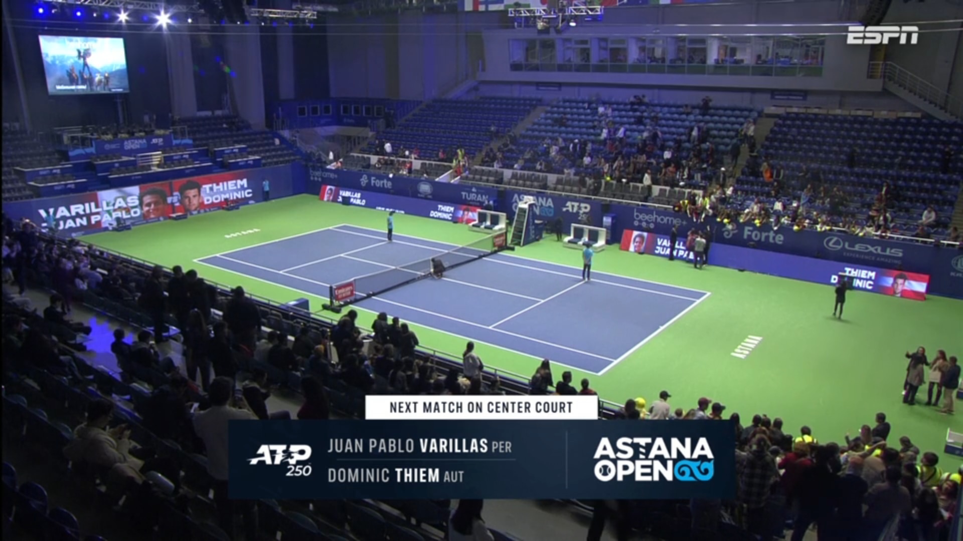 La cancha central del Daulet National Tennis Centre a la espera del choque entre Varillas y Thiem.