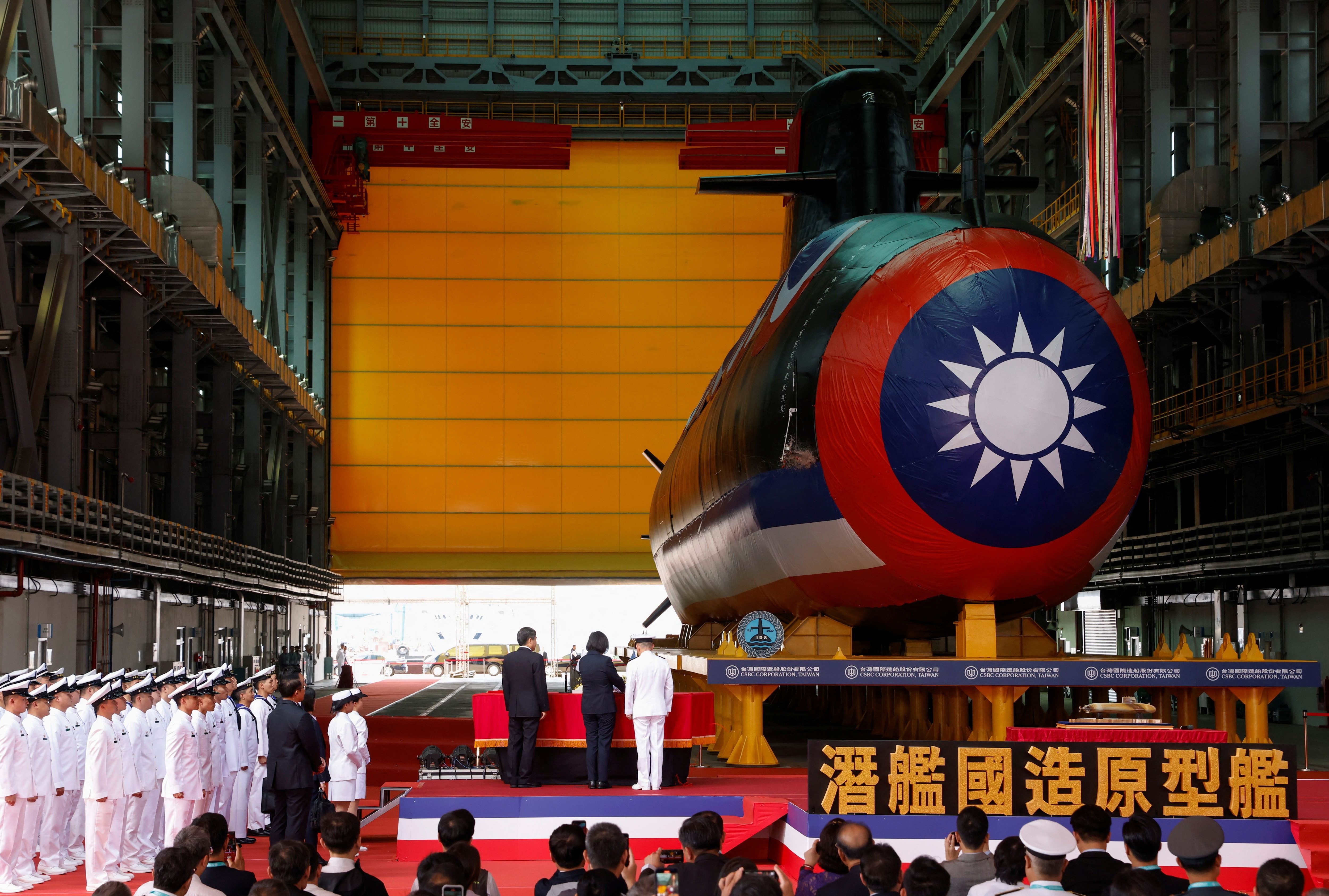 Taiwán presentó su primer submarino de fabricación nacional en medio de la tensión con China. (REUTERS)