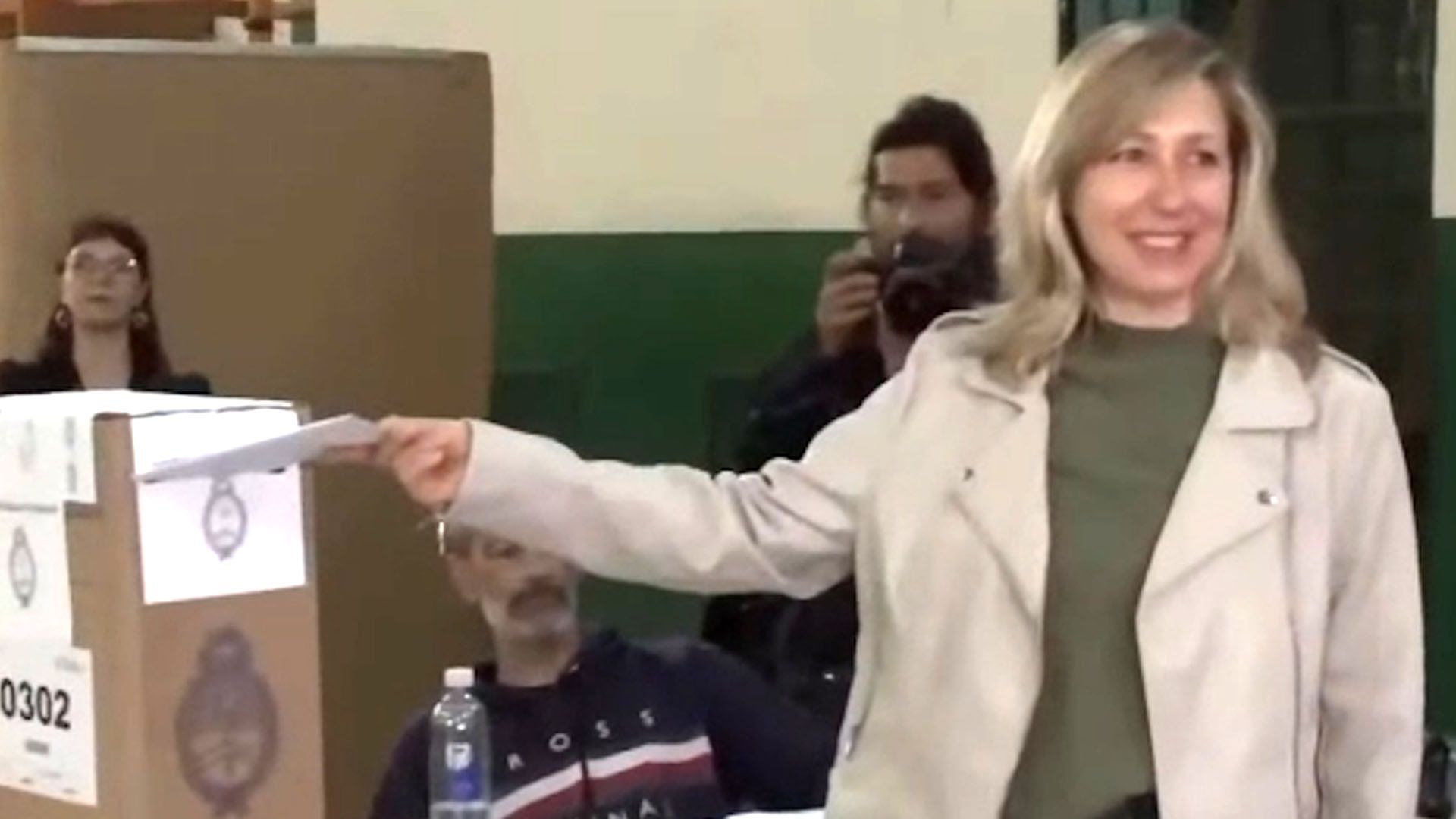 Elecciones 2023 - Myriam Bregman votando captura