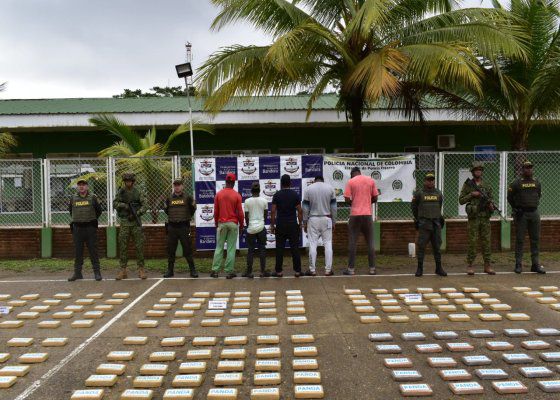 Cinco sujetos fueron capturados y 1.209 kilogramos de clorhidrato de cocaína fueron incautados en el océano Pacífico colombiano - crédito Armada Nacional.