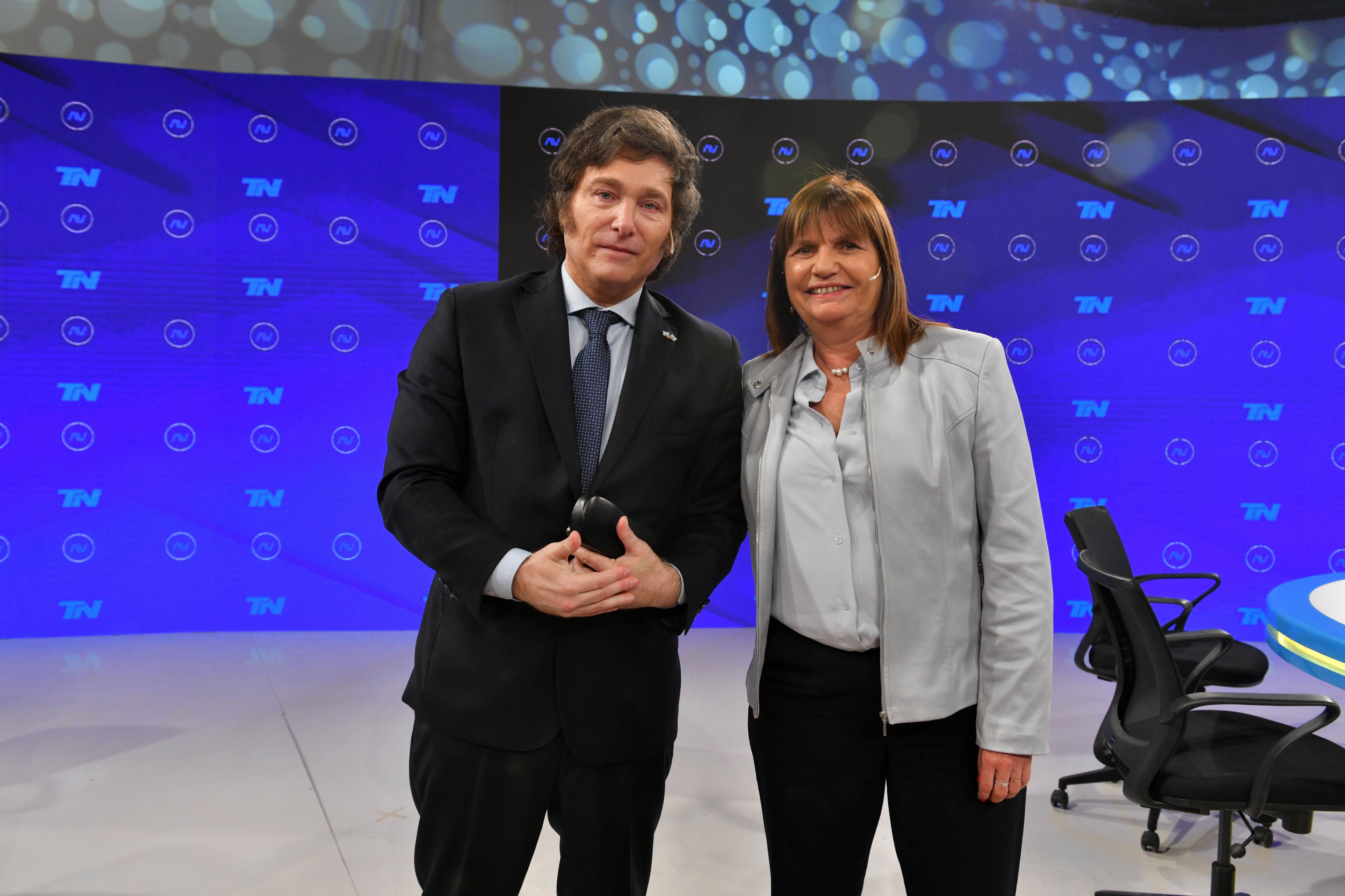 El candidato presidencial Javier Milei y la ex candidata Patricia Bullrich posan durante su participación en el programa A Dos Voces. Después del acuerdo.