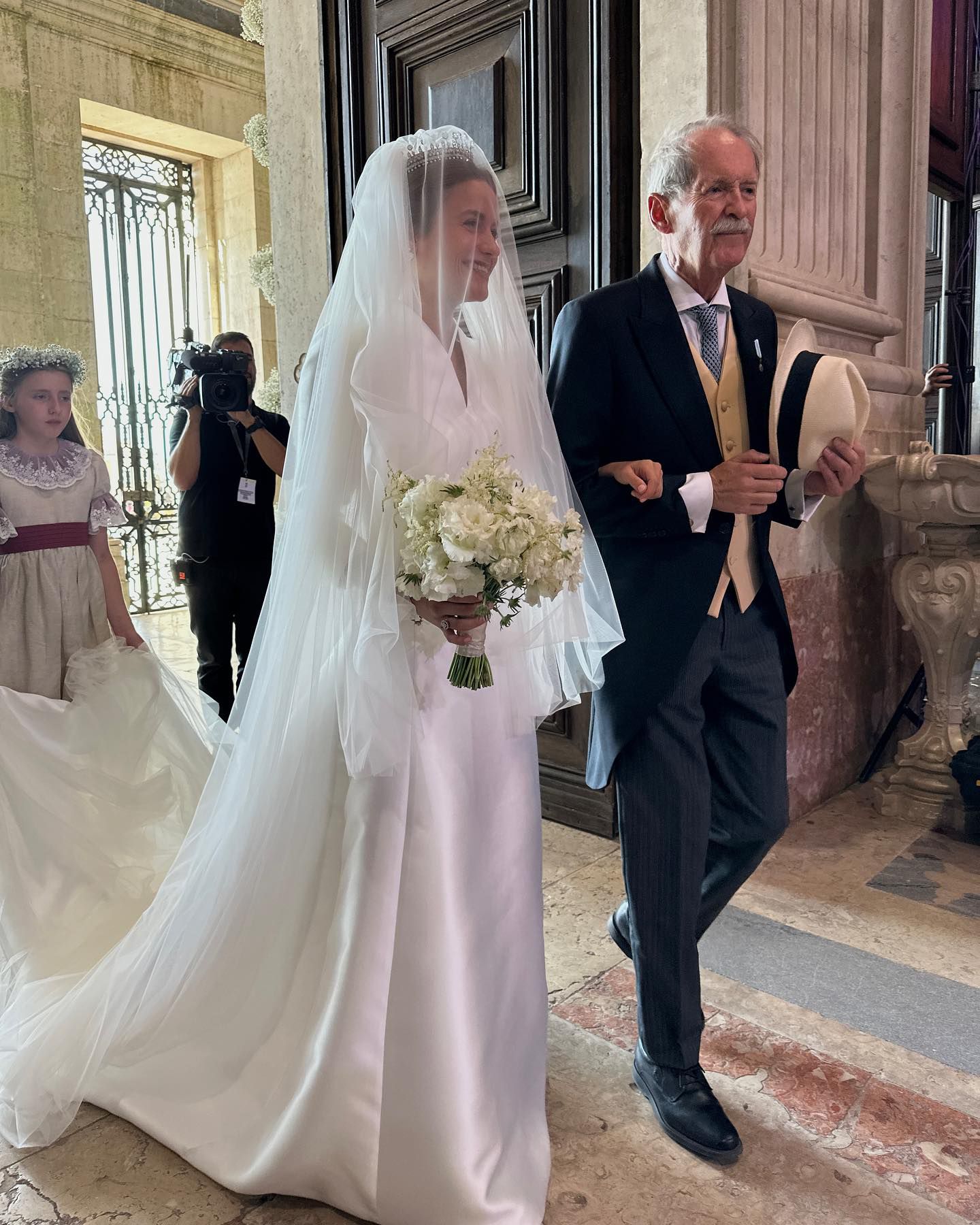 María Francisca de Braganza y su padre, Duarte Pio de Braganza, a su llegada al Palacio Nacional de Mafra. (Instagram/@tvioficial)