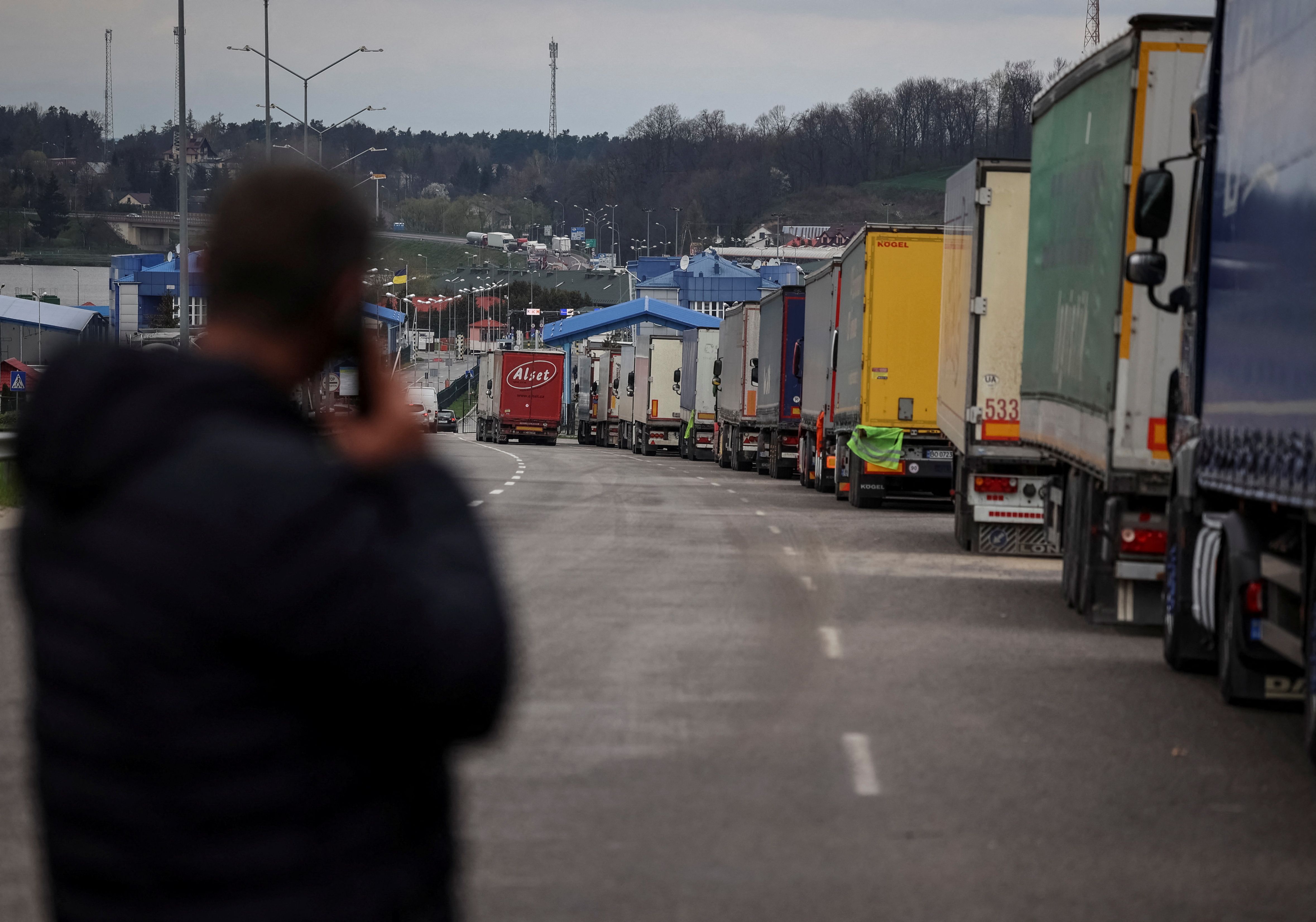 Camiones esperan en la frontera entre Ucrania y Polonia, en la región de Lviv (Reuters)