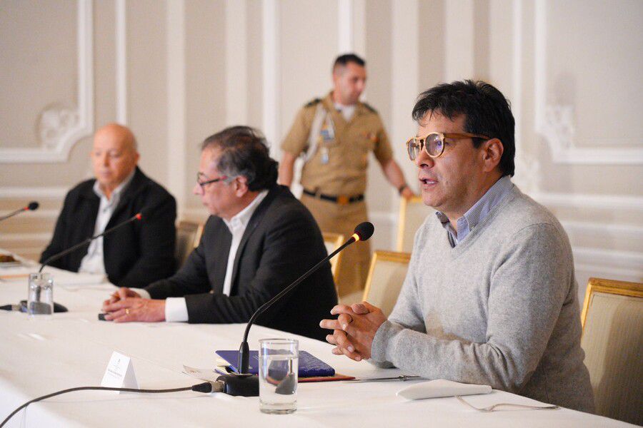 Danilo Rueda, alto comisionado para la Paz; presidente Gustavo Petro y jefe de la delegación Otty Patiño