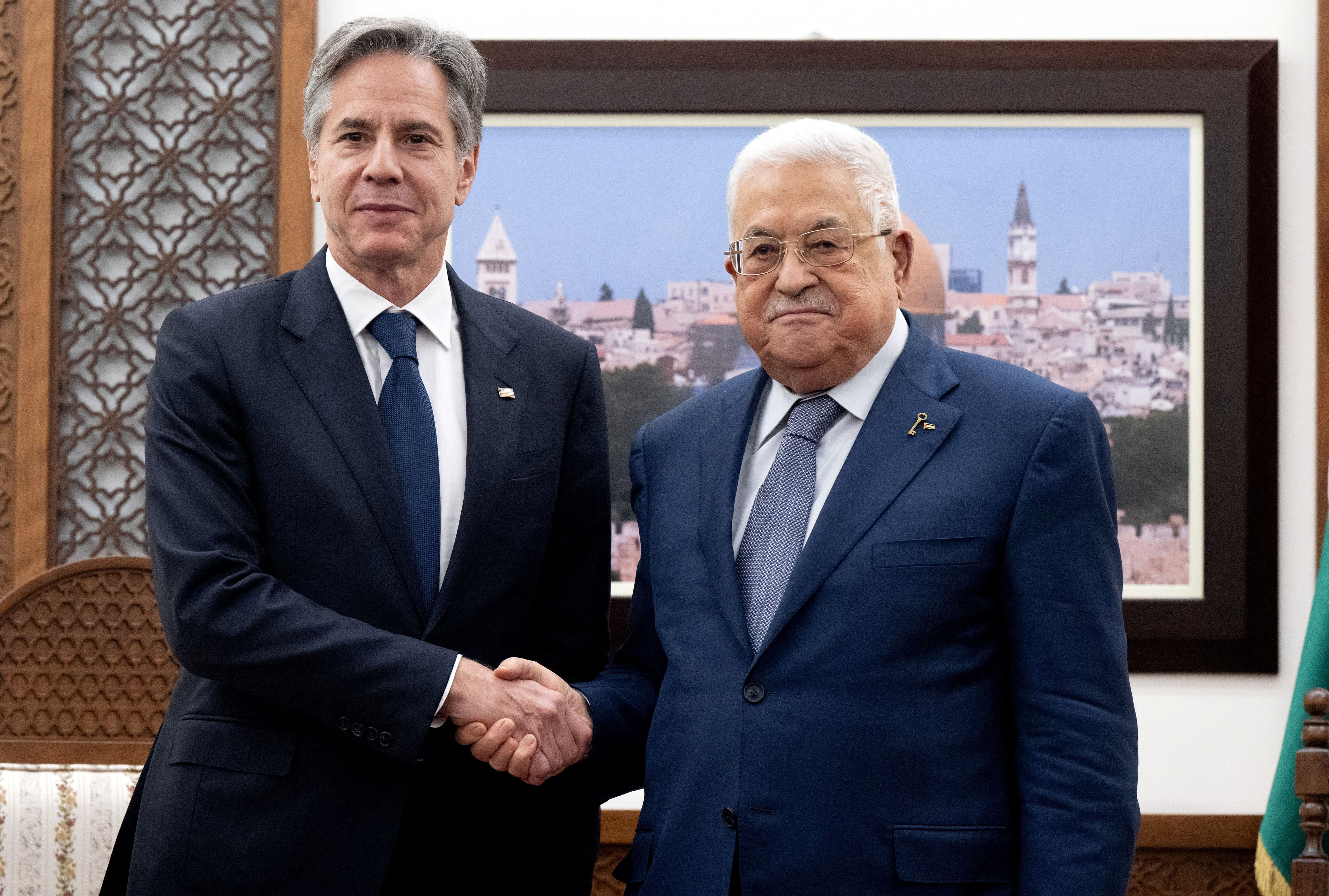 Blinken junto a Mahmud Abbas. (SAUL LOEB/REUTERS)