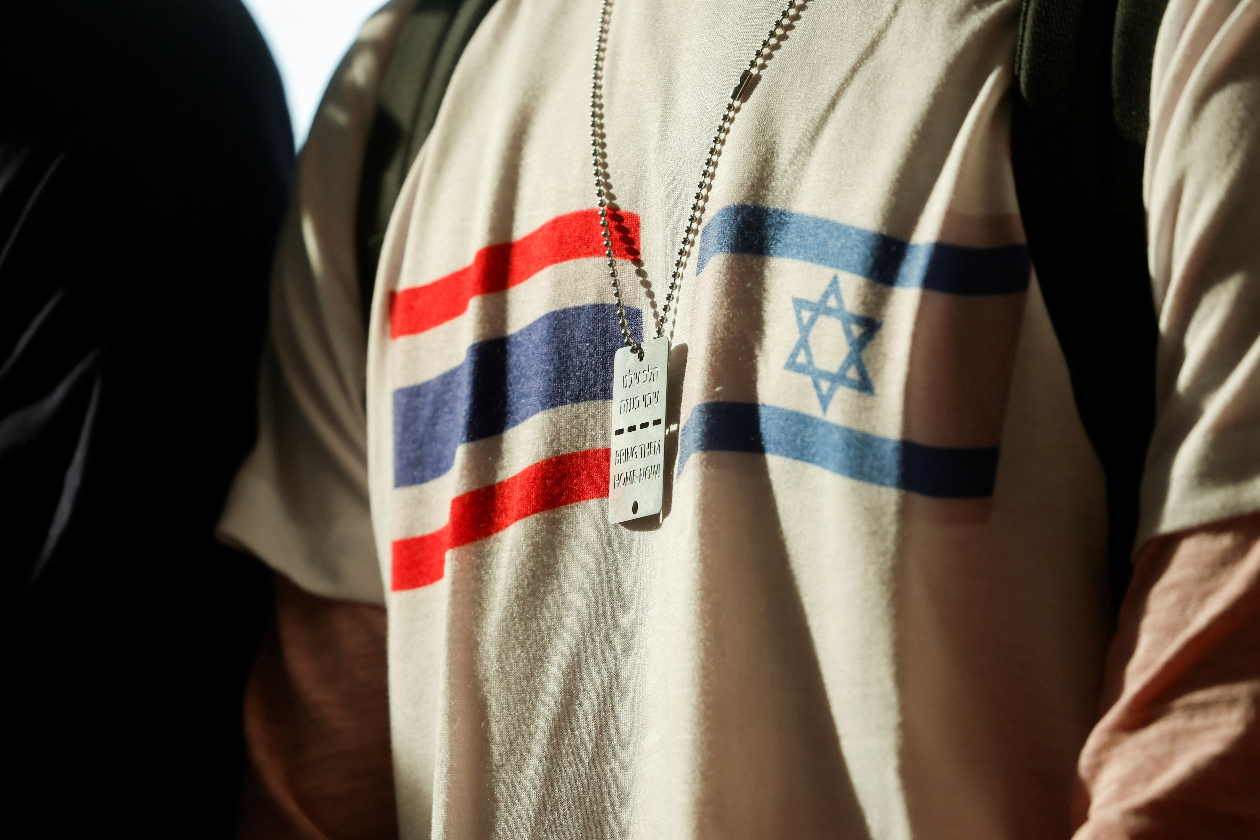 Los liberados vistieron camisetas con las banderas de Israel y Tailandia. (REUTERS/Jorge Silva)