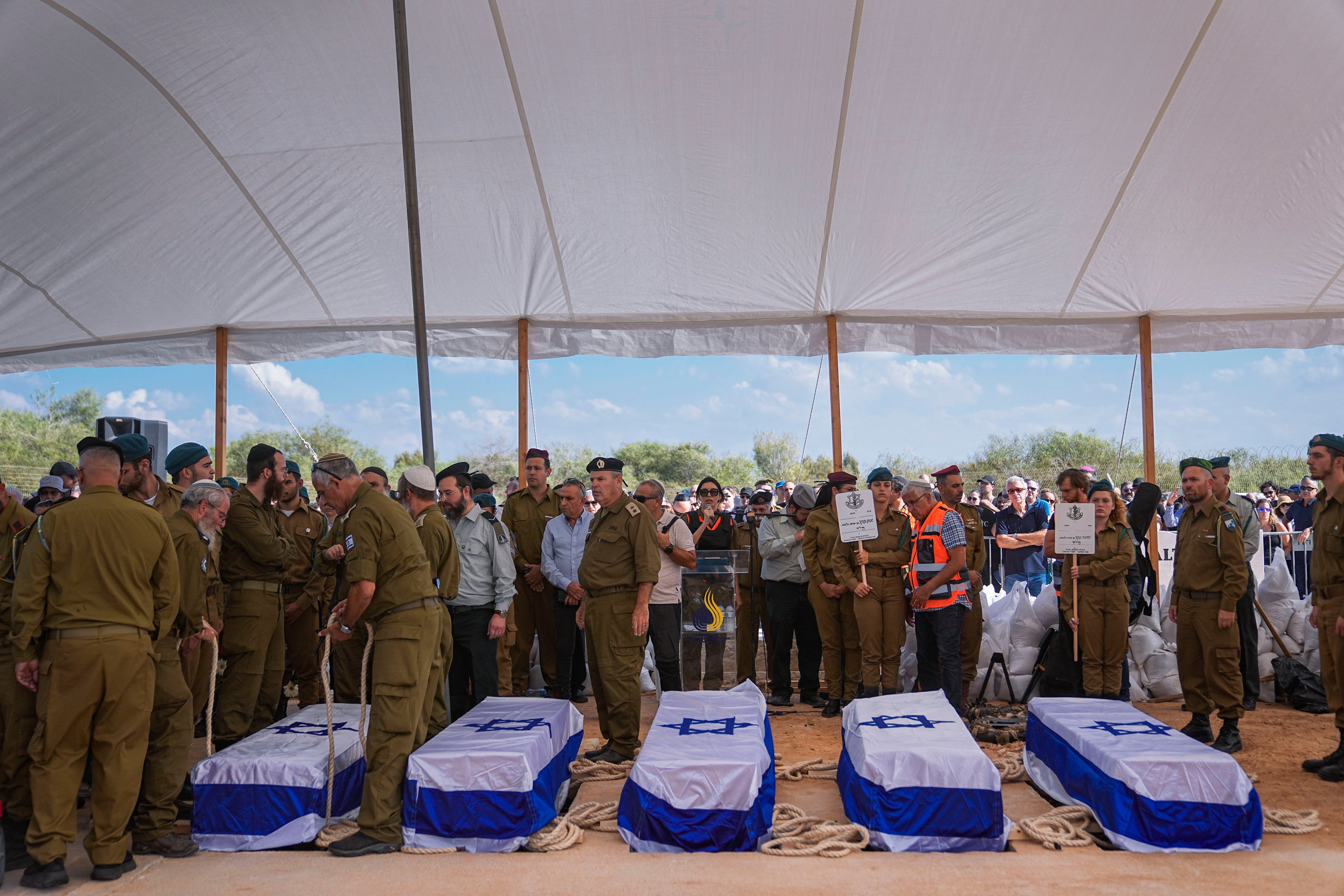Identifican los restos de 843 civiles asesinados por Hamas en los ataques del 7 de octubre contra Israel. (AP Foto/Ohad Zwigenberg)