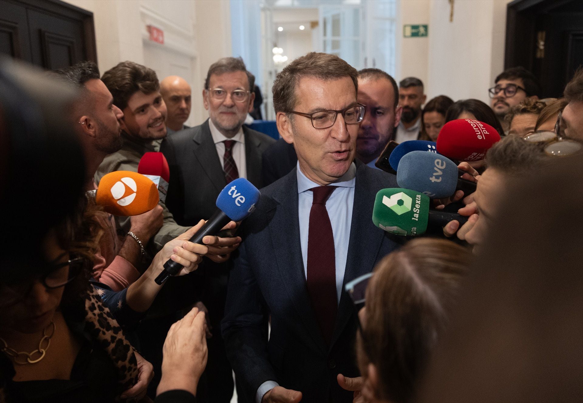 Feijóo atiende a los medios de comunicación. (Eduardo Parra / Europa Press)