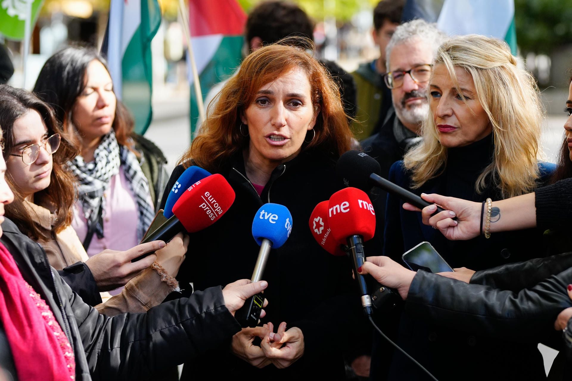 Mónica García atiende a los medios de comunicación. (Borja Sánchez Trillo/EFE)