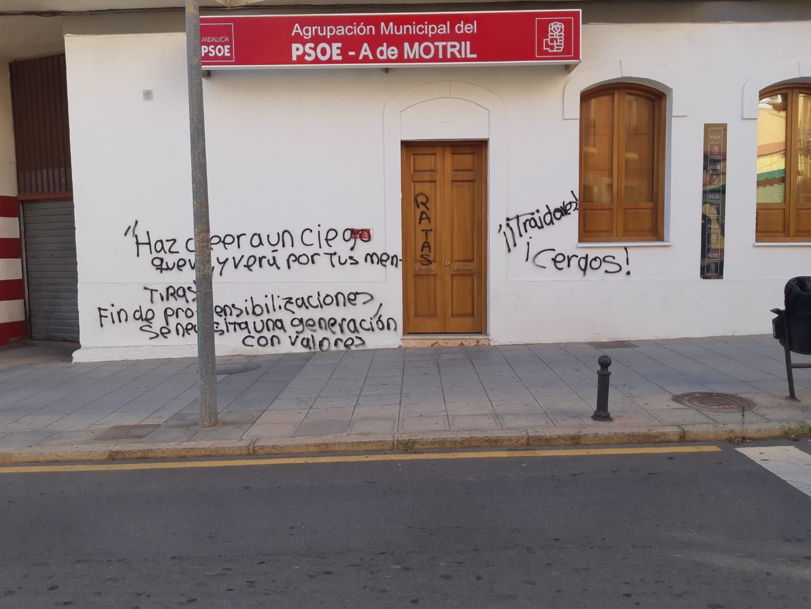 Pintadas en la sede del PSOE en Motril. PSOE