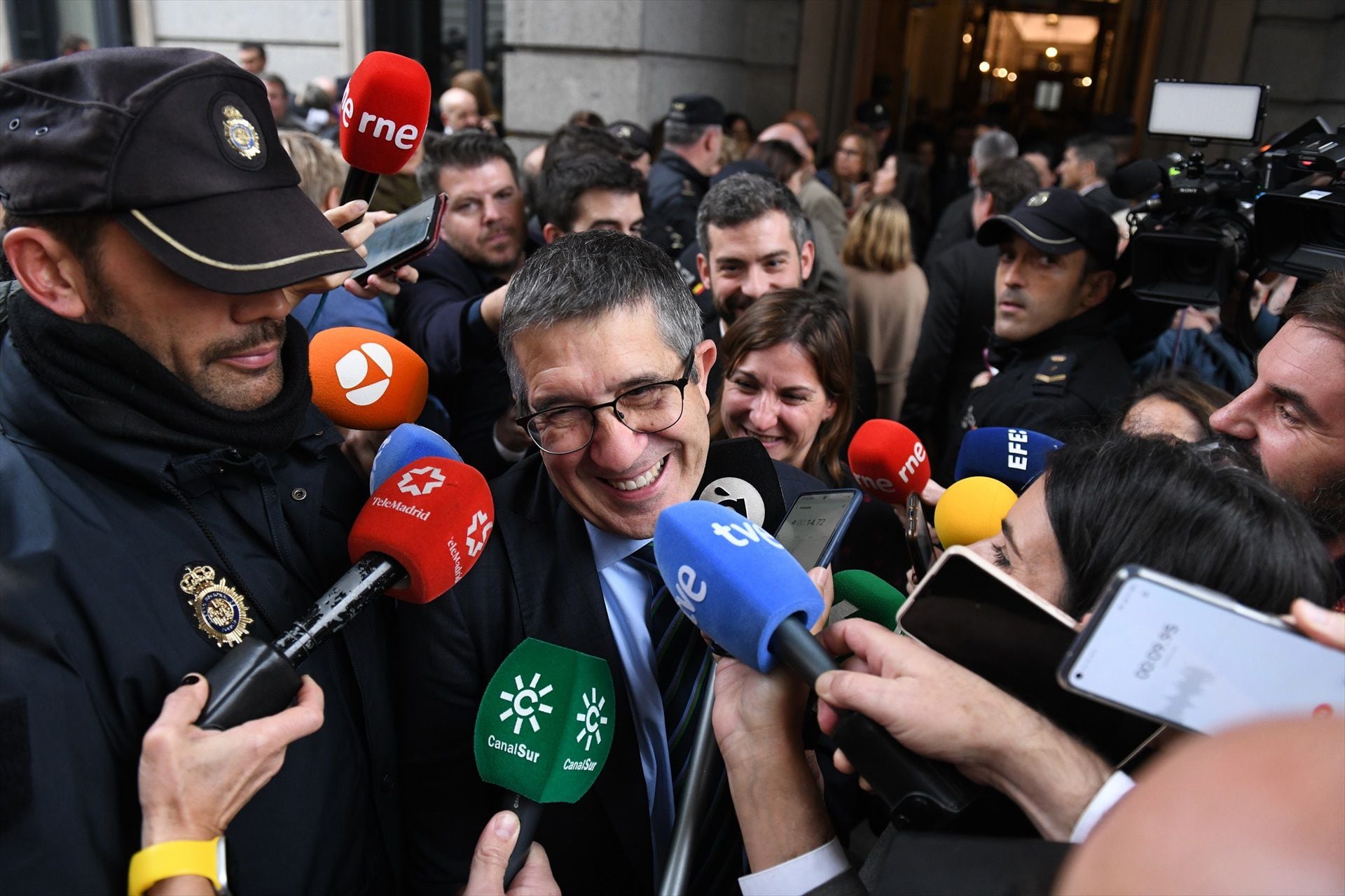 Patxi López atiende a los medios de comunicación en el Congreso de los Diputados. Imagen de archivo. (Fernando Sánchez / Europa Press)