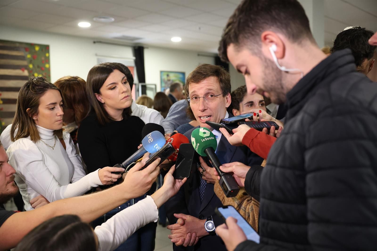Almeida atiende a los medios de comunicación. (Marta Fernández Jara - Europa Press)