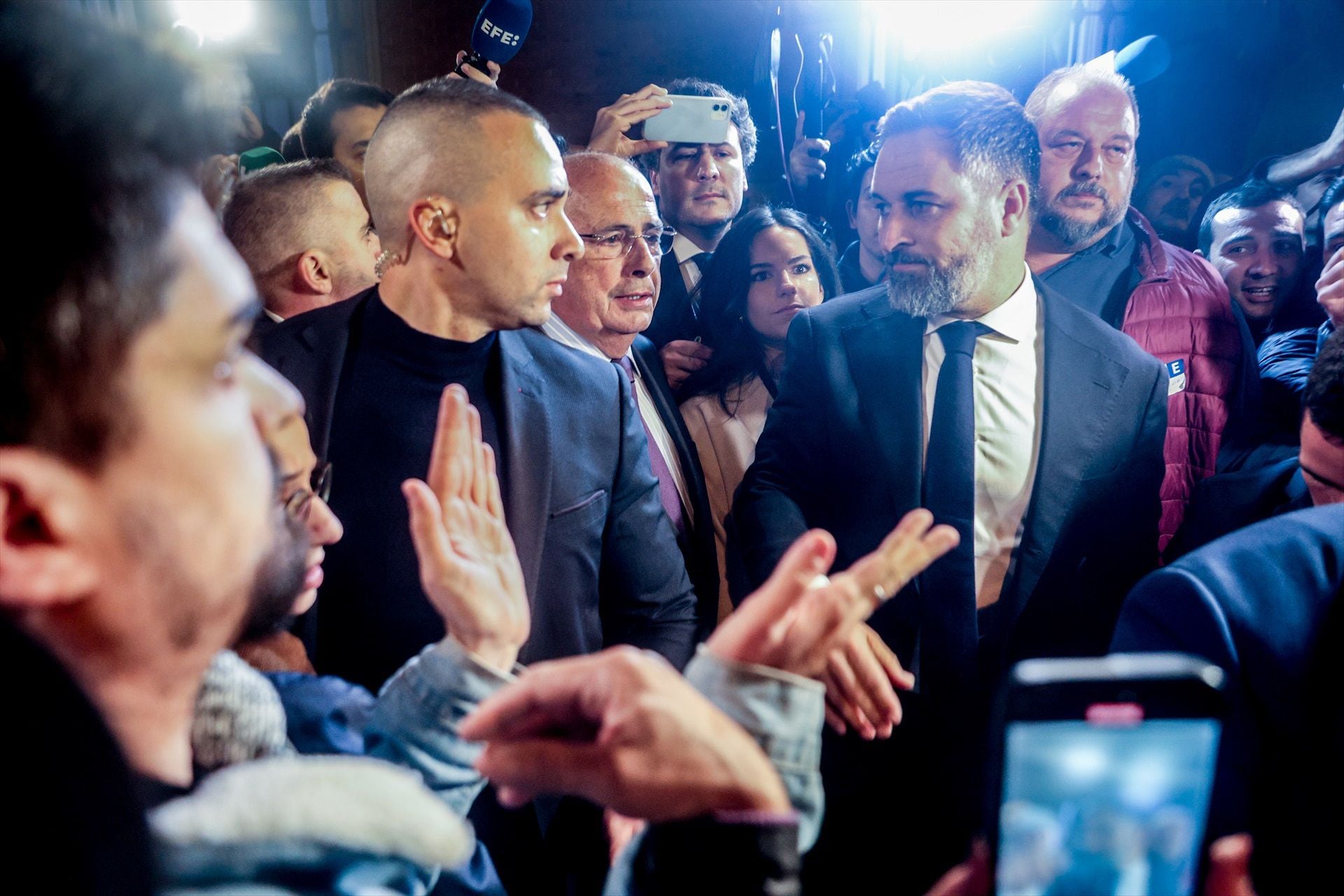 Santiago Abascal, saluda a los manifestantes a su salida del Congreso de los Diputados. (Ricardo Rubio / Europa Press)