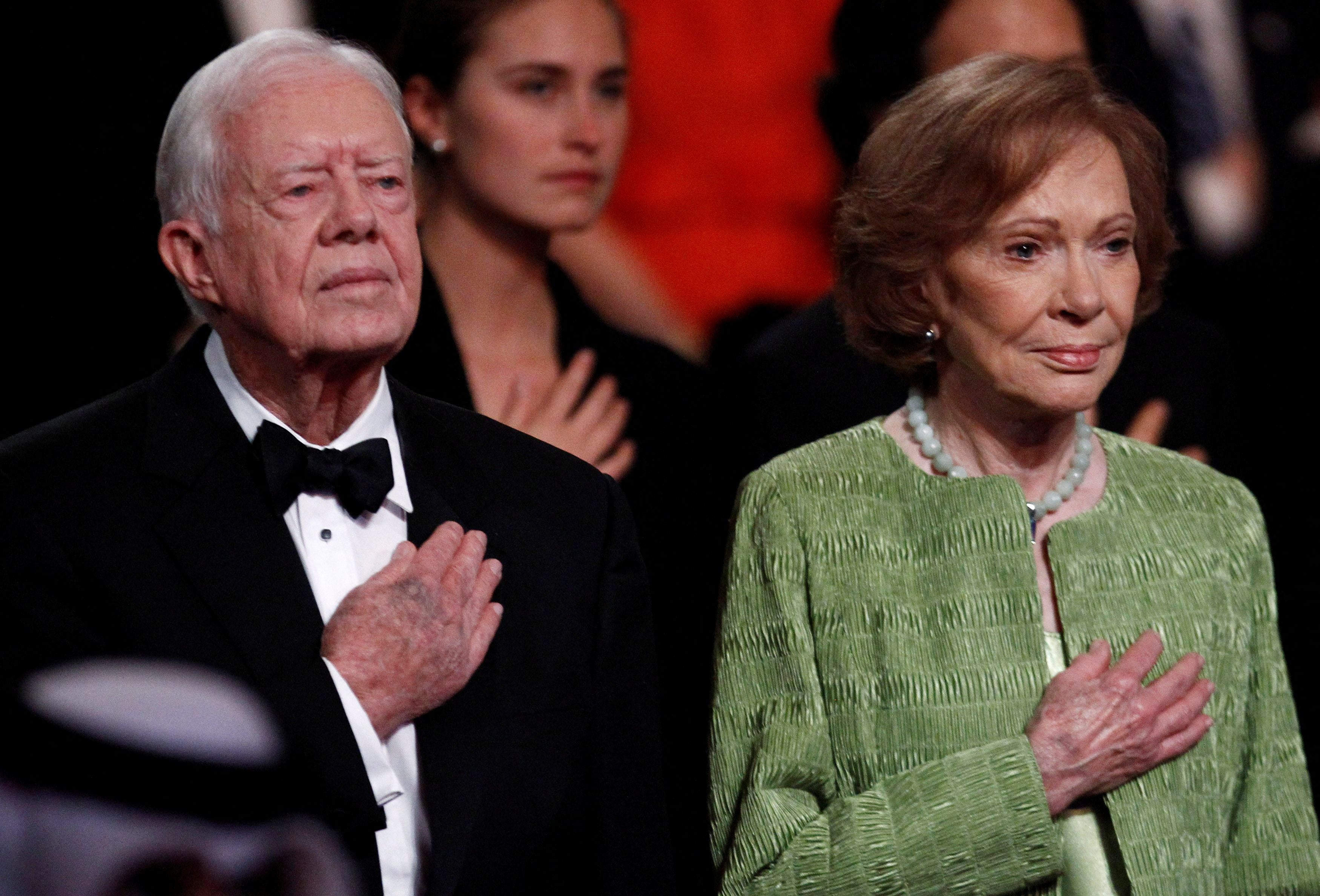 El ex presidente Jimmy Carter y su esposa Rosalynn asisten a la "All Together Now - A Celebration of Service", en el John F. Kennedy Center for Performing Arts, en Washington, el 21 de marzo de 2011 (REUTERS/Jim Young)