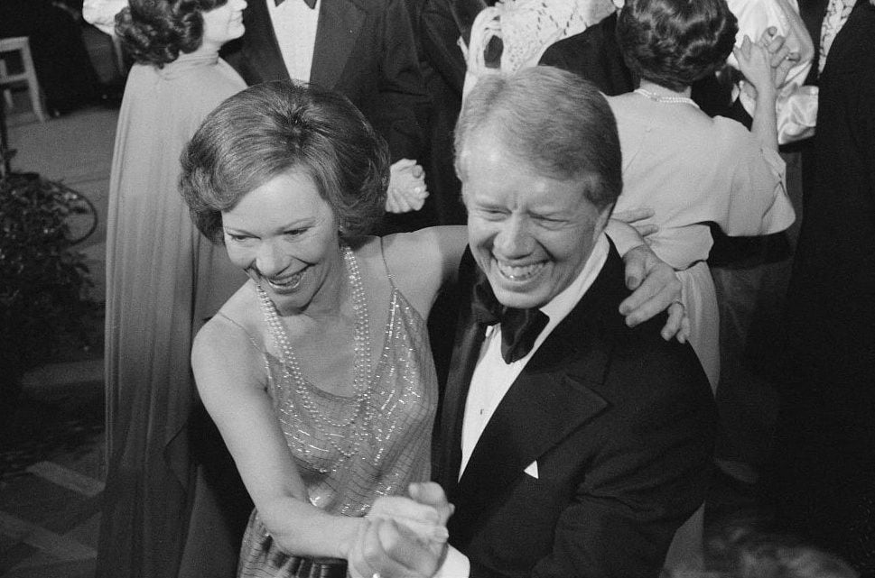El presidente Jimmy Carter y la primera dama Rosalynn Carter, durante un baile del Congreso en la Casa Blanca en Washington, el 13 de diciembre de 1978 (Library of Congress/Marion S. Trikosko/Handout via REUTERS)