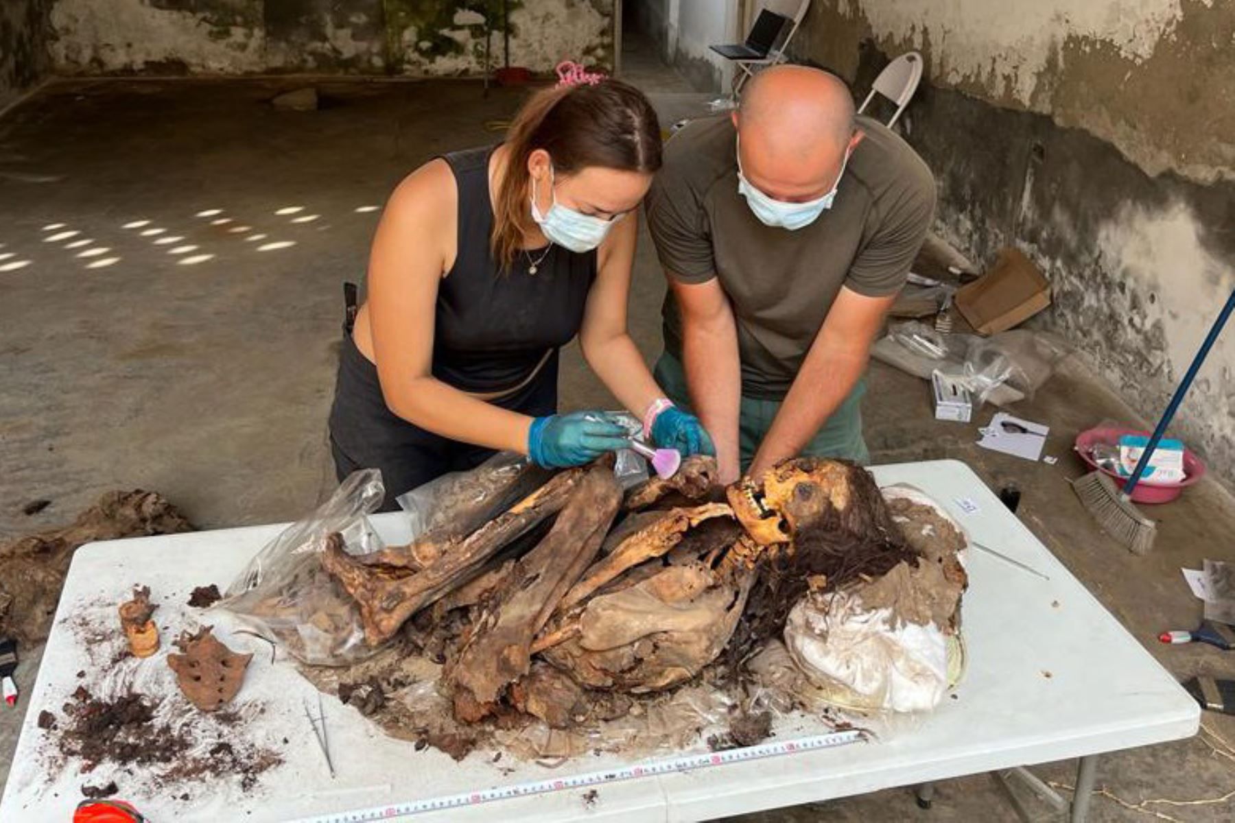 Del total de fardos funerarios encontrados en el desierto de Barranca, doce corresponde a recién nacidos y otro a un mujer de entre 25 a 30 años.