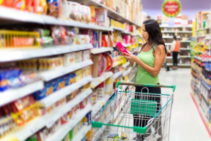 10/04/2018 Cesta de la compra. Etiquetado nutricional. Chica comprando en un supermercado ECONOMIA ESPAÑA EUROPA MADRID SALUD IMEO