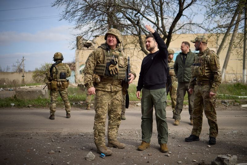 El presidente Zelenski en una visita a la primera línea en Avdiivka, región de Donetsk. Allí se está desarrollando ahora otra batalla decisiva de esta guerra. (Servicio de Prensa Presidencial de Ucrania/Distribuida vía REUTERS)