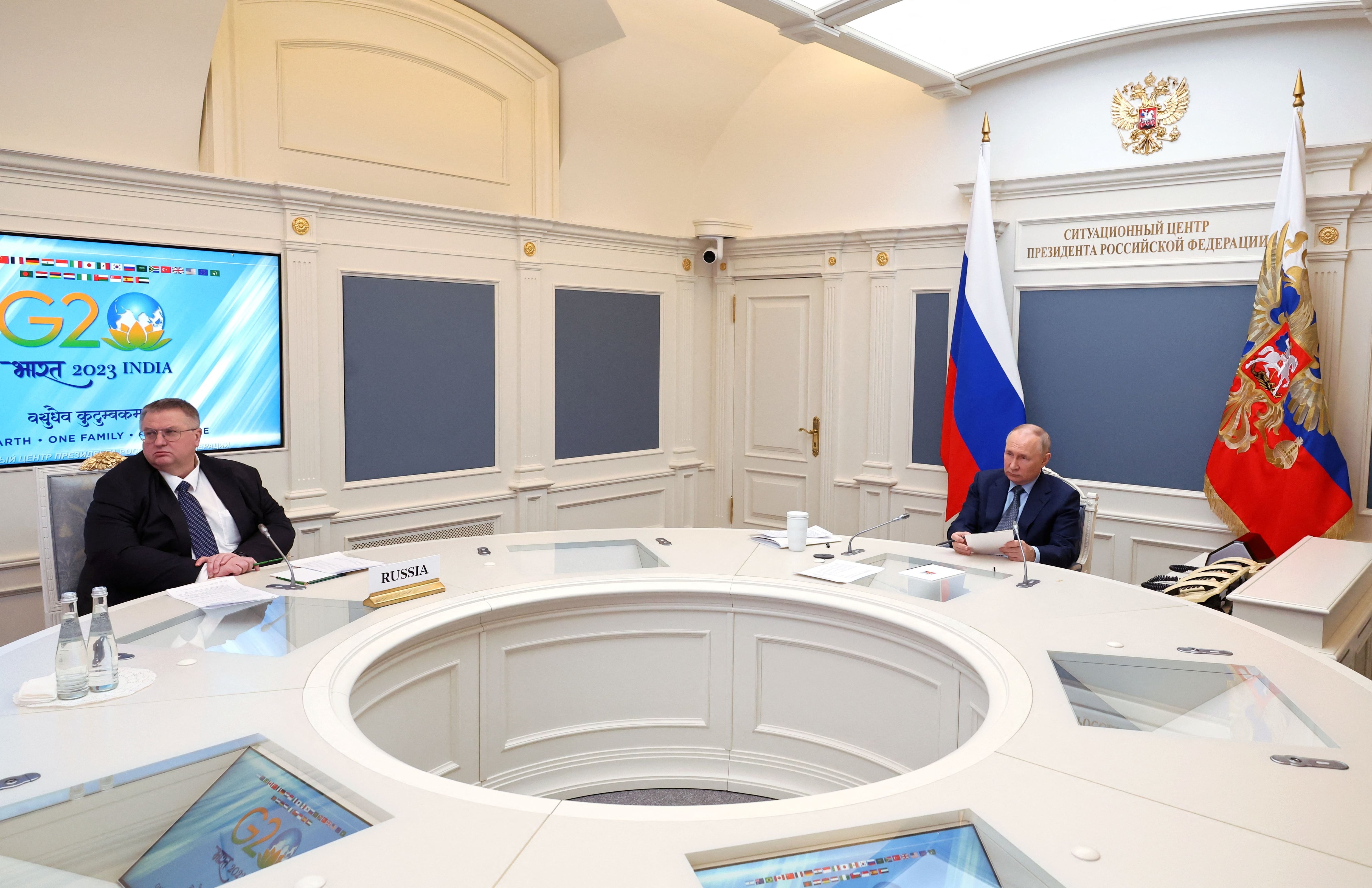 Putin junto a su viceprimer ministro, Alexei Overchuk, durante la cumbre virtual del G20 organizada por India. (Sputnik/Mikhail Klimentyev/Kremlin via REUTERS)