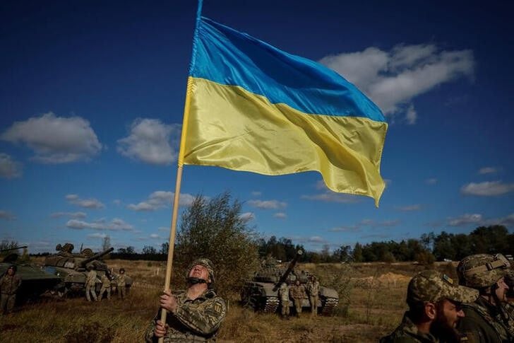Soldados ucranianos realizando maniobras de artillería y reforzando las defensas antes de que llegue el invierno duro en la región de Chernigov, Ucrania. (REUTERS/Gleb Garanich)