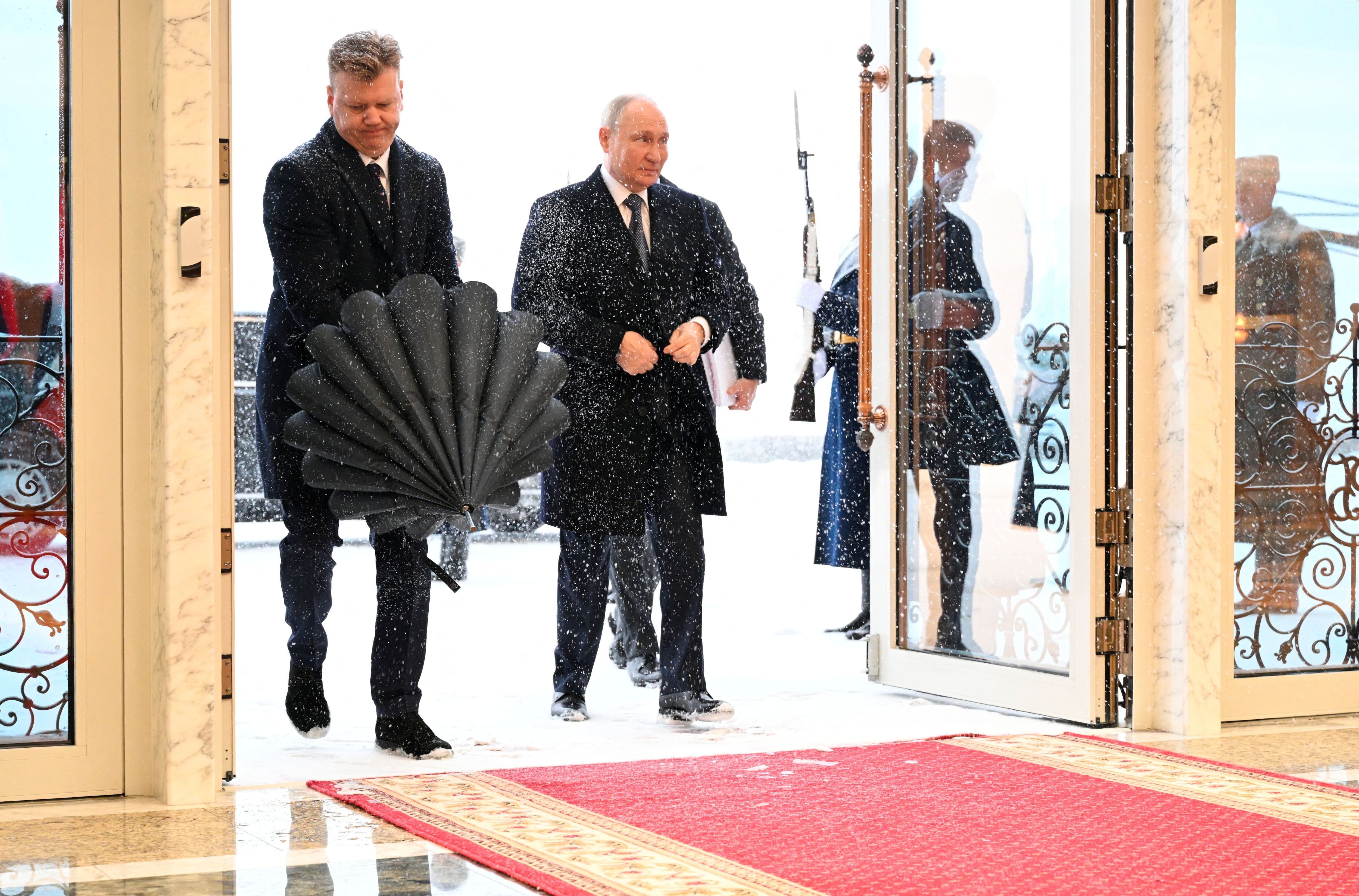 El líder ruso entrando a la sede de la cumbre de la Organización del Tratado de Seguridad Colectiva en Minsk, Bielorusia. (Sputnik/Dmitry Azarov/Pool via REUTERS)