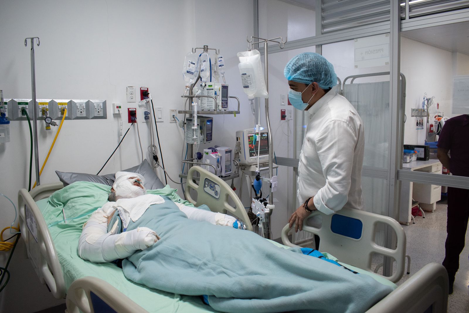 Alexander Vega se percató del estado de salud de las funcionarias heridas- crédito Registraduría Nacional