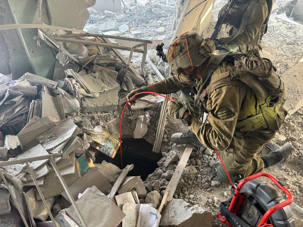 Soldados israelíes inspeccionan un túnel de Hamas