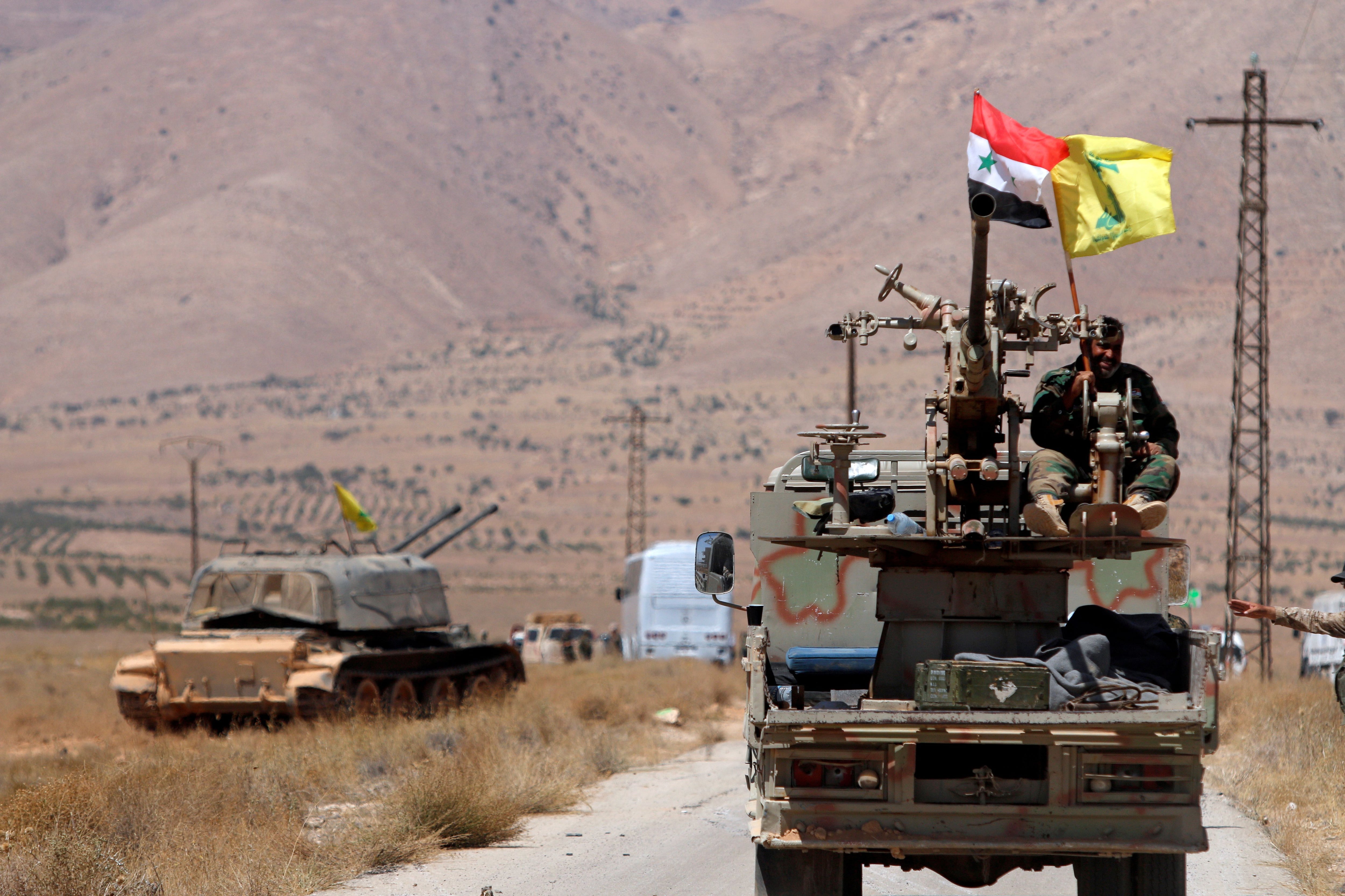 Banderas de Hezbollah y Siria ondean sobre un vehículo militar en Qalamoun Occidental, en Siria (REUTERS/Omar Sanadiki)