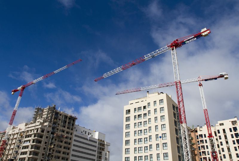 Bloques de apartamentos en construcción a las afueras de Madrid. REUTERS/Paul Hanna