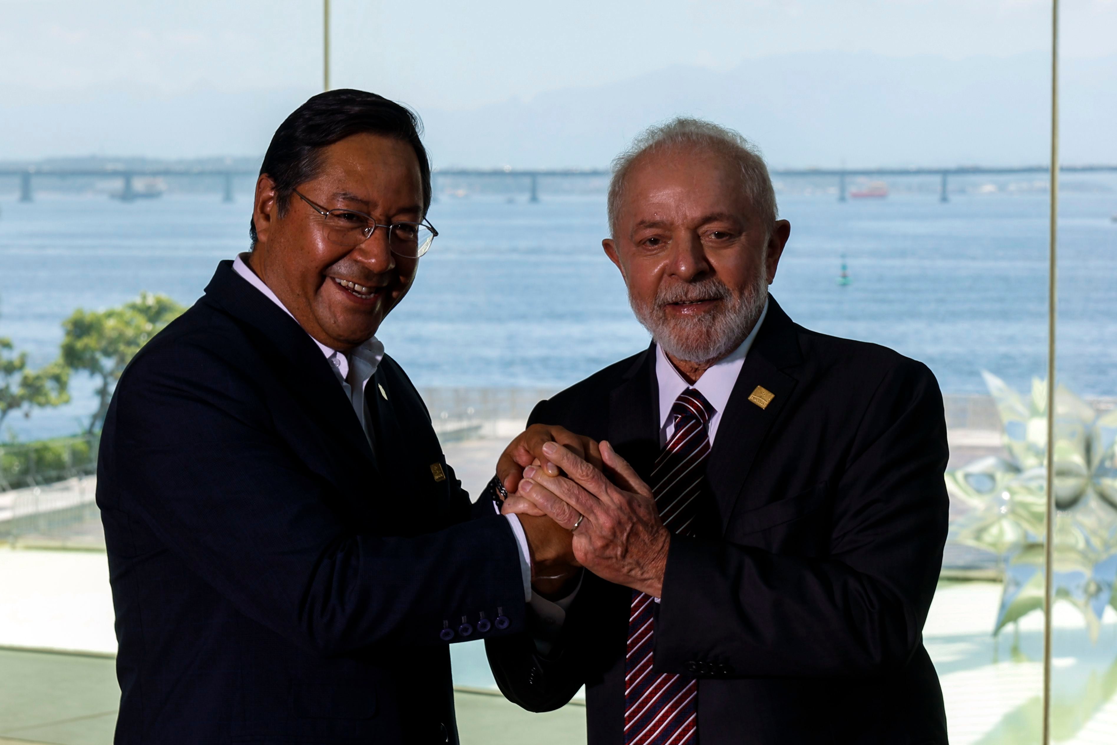 Lula da Silva (d), posa junto a su homólogo de Bolivia, Luis Arce, durante la LXIII Cumbre de Jefes de Estado del Mercosur (EFE/ Antonio Lacerda) 