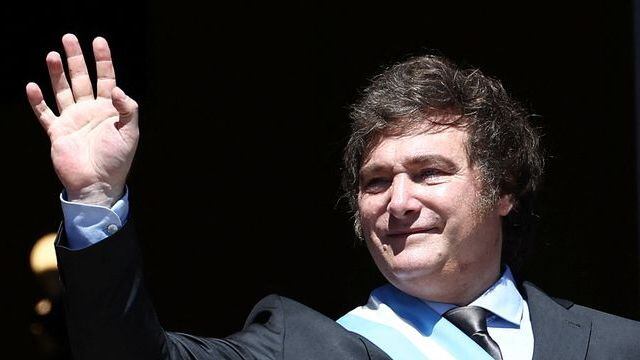El presidente de Argentina, Javier Milei, saluda a sus partidarios desde el balcón de la Casa Rosada, después de su ceremonia de juramento, en Buenos Aires, Argentina, el 10 de diciembre de 2023. REUTERS/Agustin Marcarian