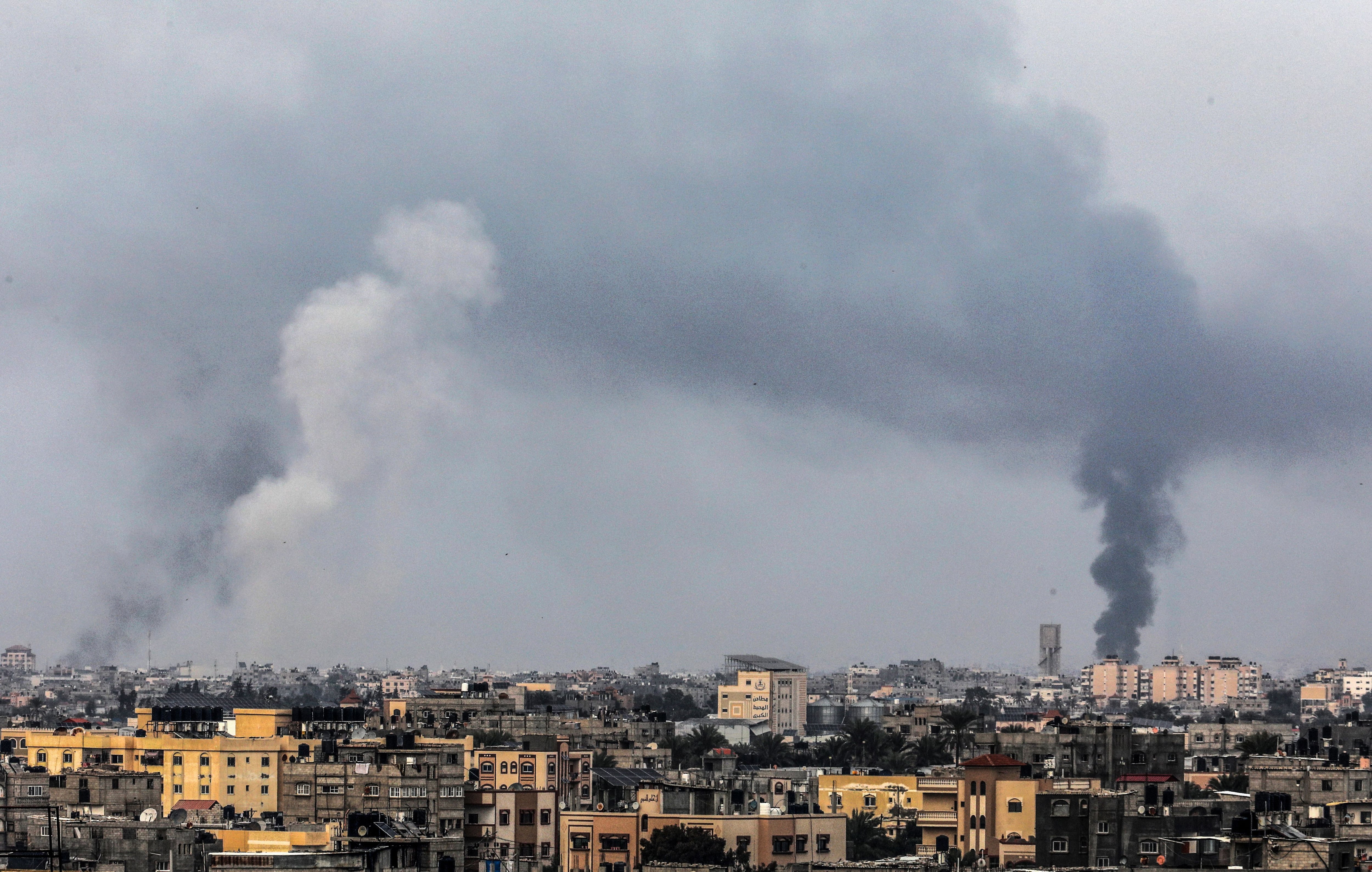 Se levanta humo tras un ataque aéreo israelí contra la ciudad de Khan Younis, en el sur de la Franja de Gaza. Foto: Abed Rahim Khatib/dpa 