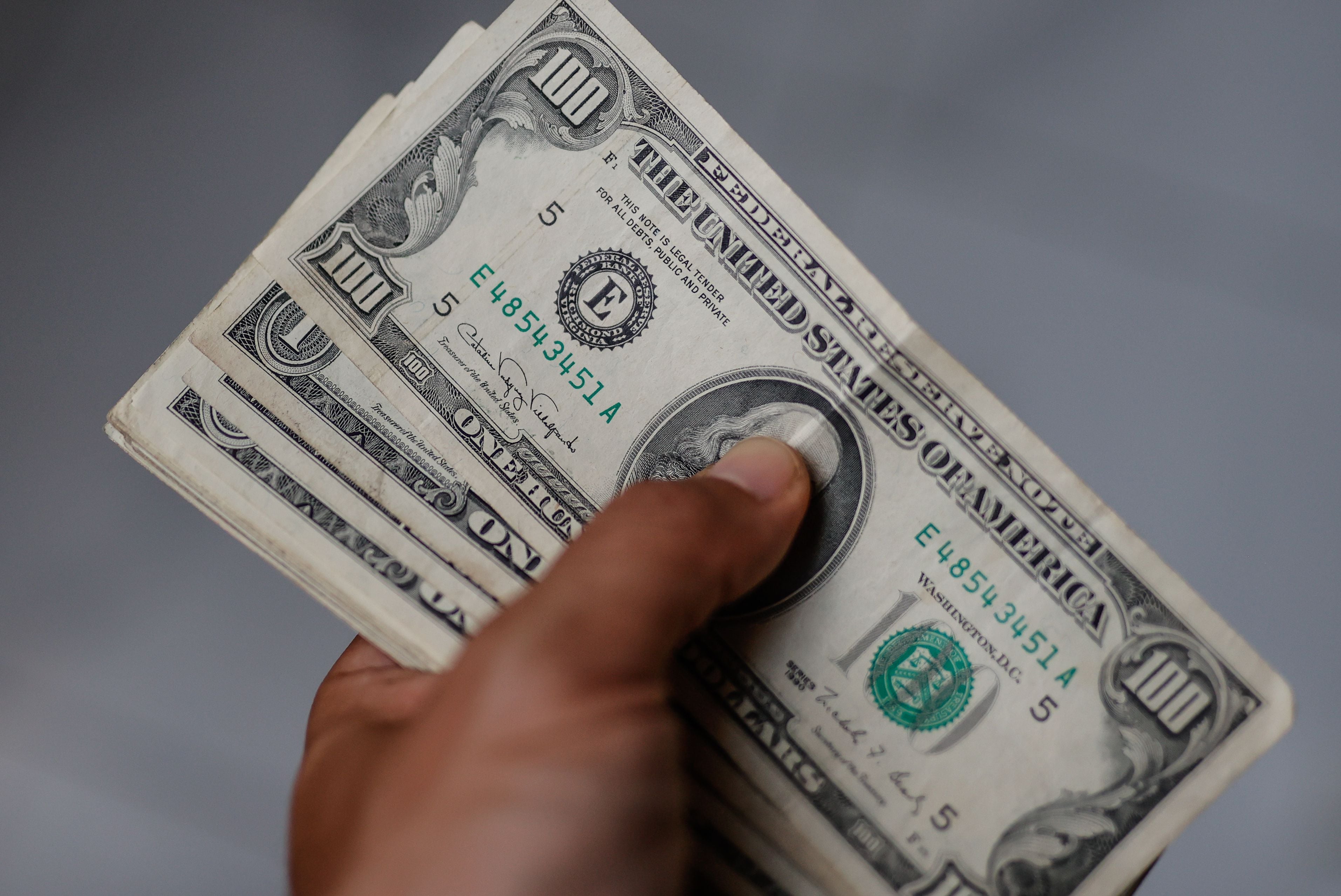 El dólar oficial acumula un alza de 274% en 2023, recuperó parte del atraso acumulado en cuatro años (EFE)