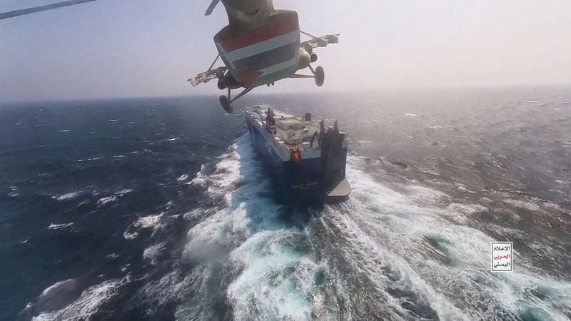 Foto de un helicóptero hutí volando sobre el carguero Galaxy Leader en el Mar Rojo. Houthi Military Media/Handout via REUTERS/Archivo